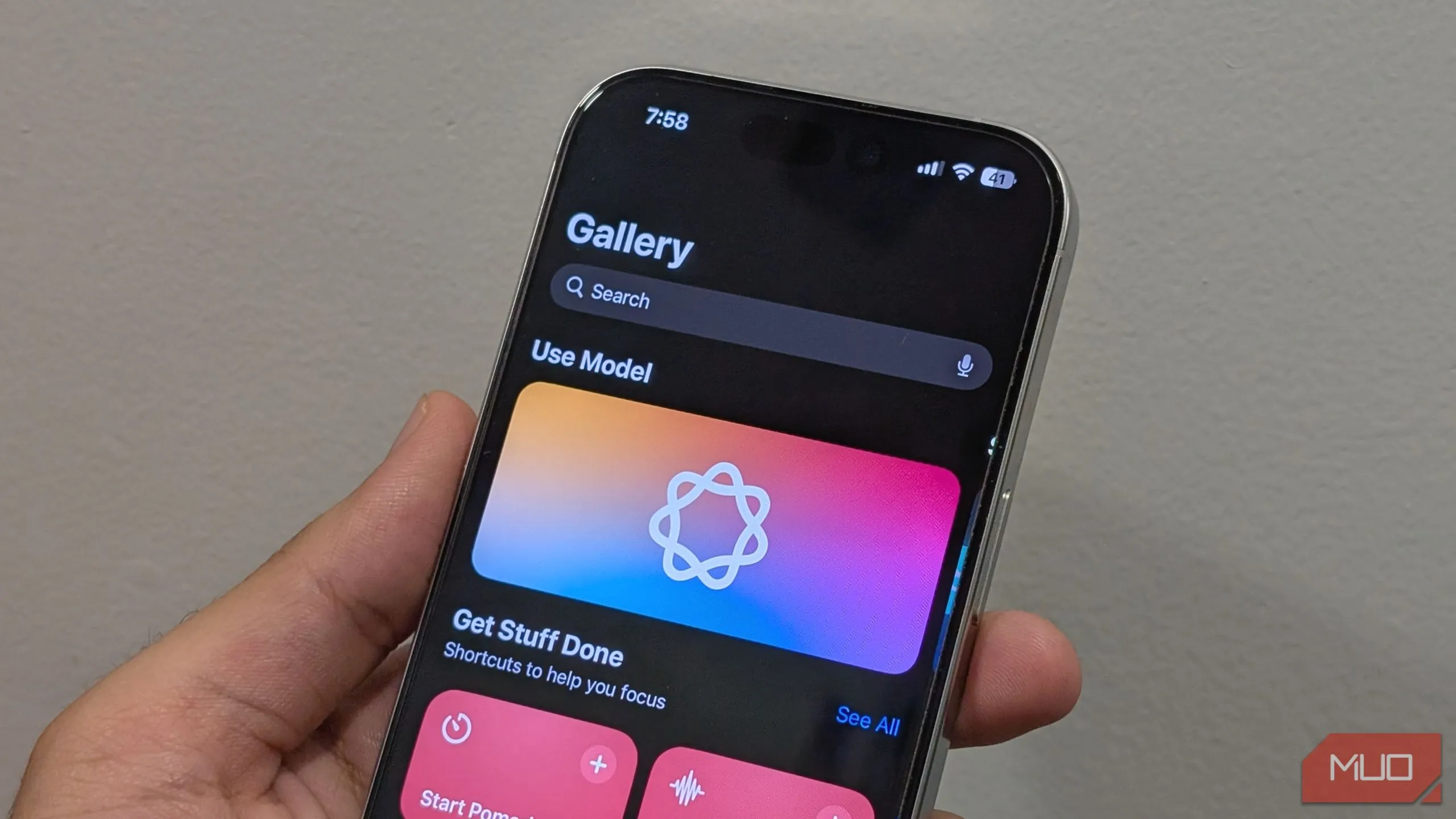 Giao diện ứng dụng Phím tắt (Shortcuts) trên iOS 26 với các tùy chọn tích hợp AI mới, cho phép tự động hóa tác vụ thông minh.
