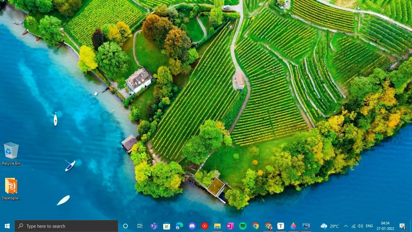 Giao diện ứng dụng TranslucentTB trên Windows 11 với thanh tác vụ trong suốt