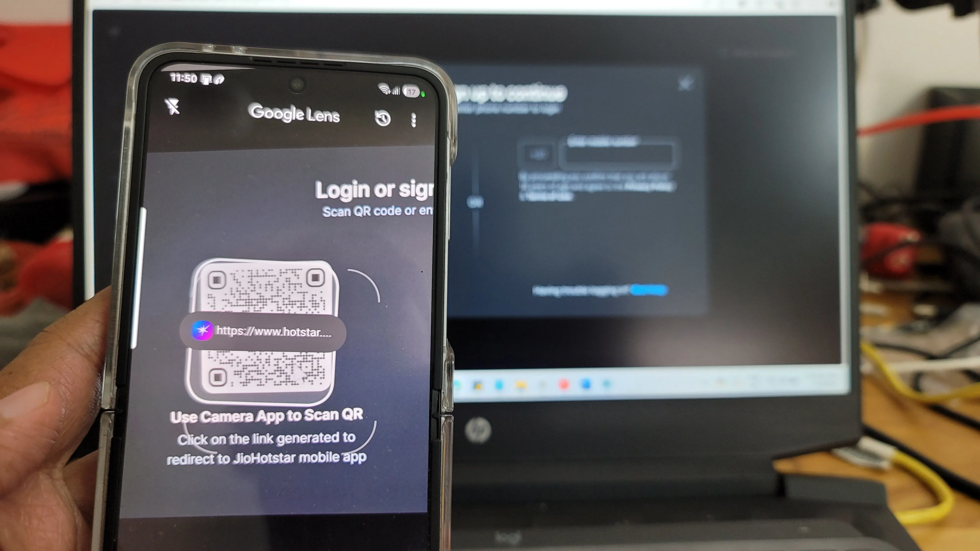 Google Lens quét mã QR và hiển thị liên kết trên màn hình điện thoại