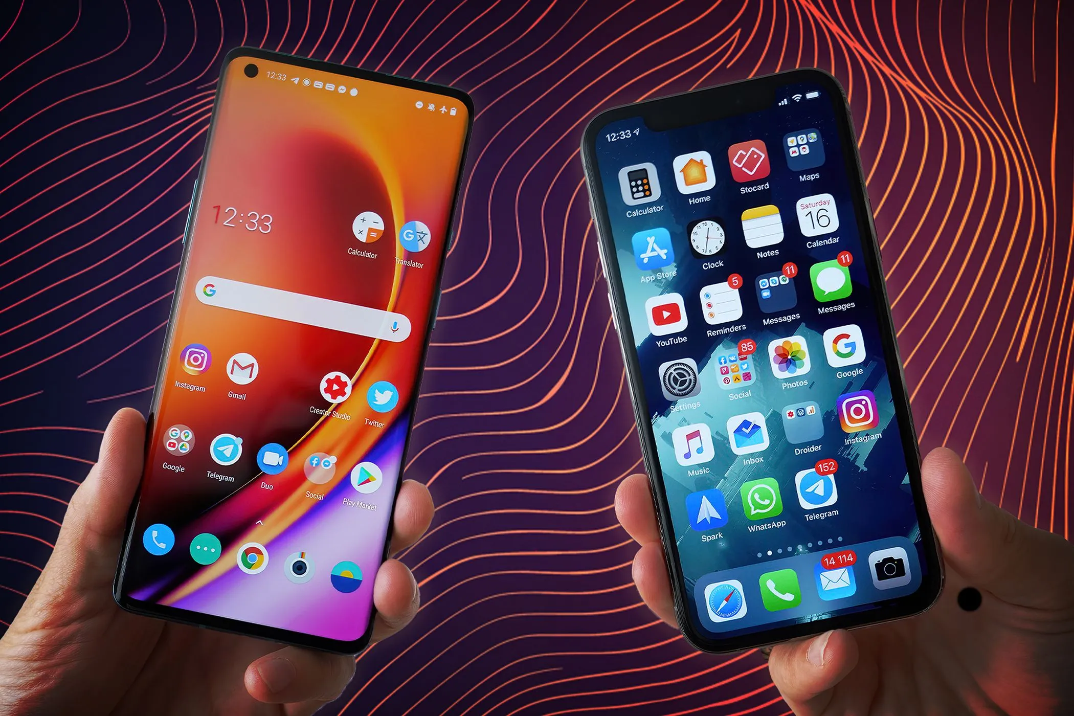 Hai bàn tay cầm song song một chiếc iPhone và một điện thoại Android, minh họa việc sử dụng đồng thời hai thiết bị như một giải pháp dự phòng