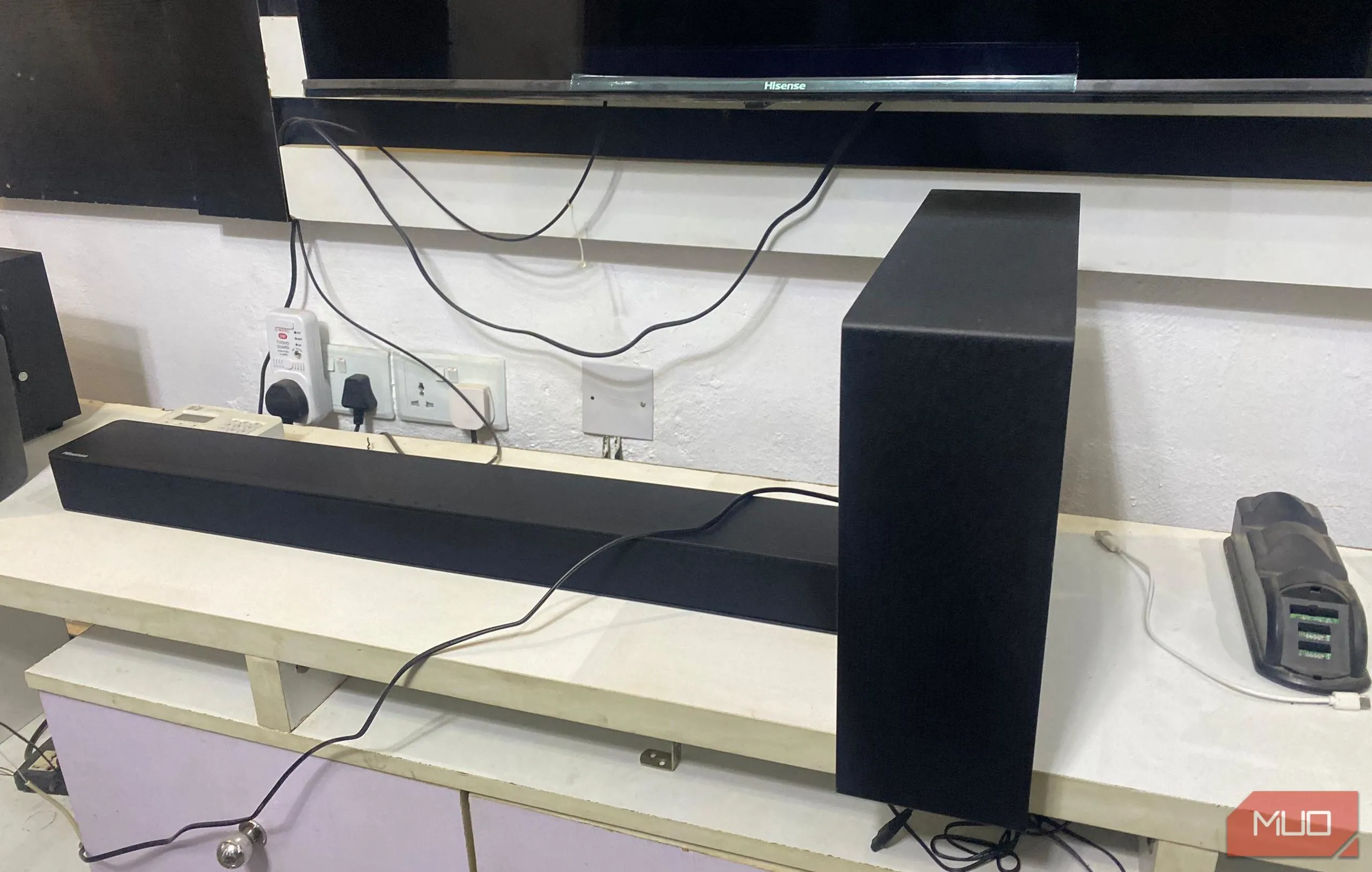 Hệ thống soundbar Hisense HS2100 và loa siêu trầm, biểu trưng cho âm thanh TV sống động, chân thực.