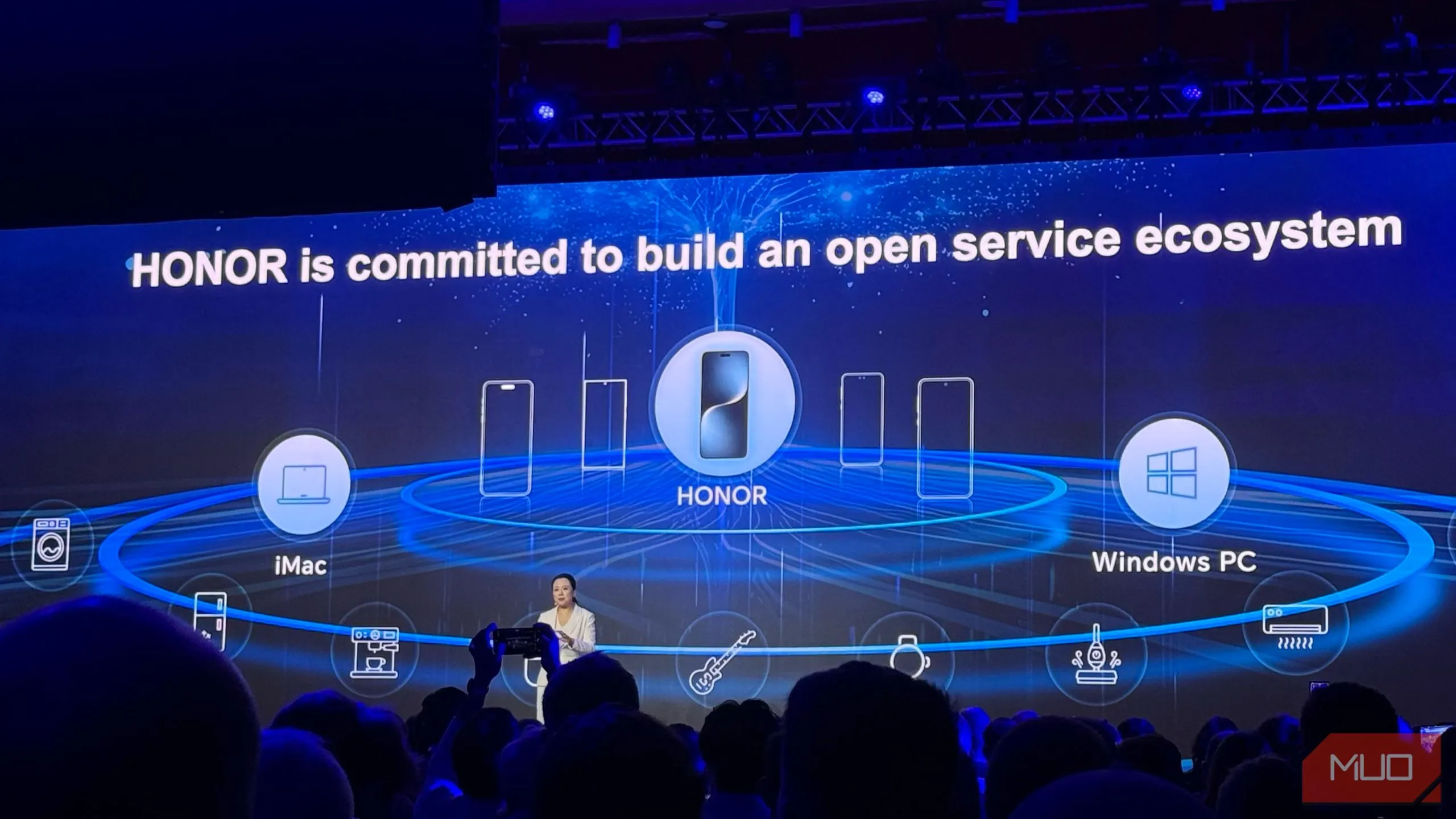 Honor trình bày tầm nhìn về một hệ sinh thái dịch vụ AI mở tại MWC 2025
