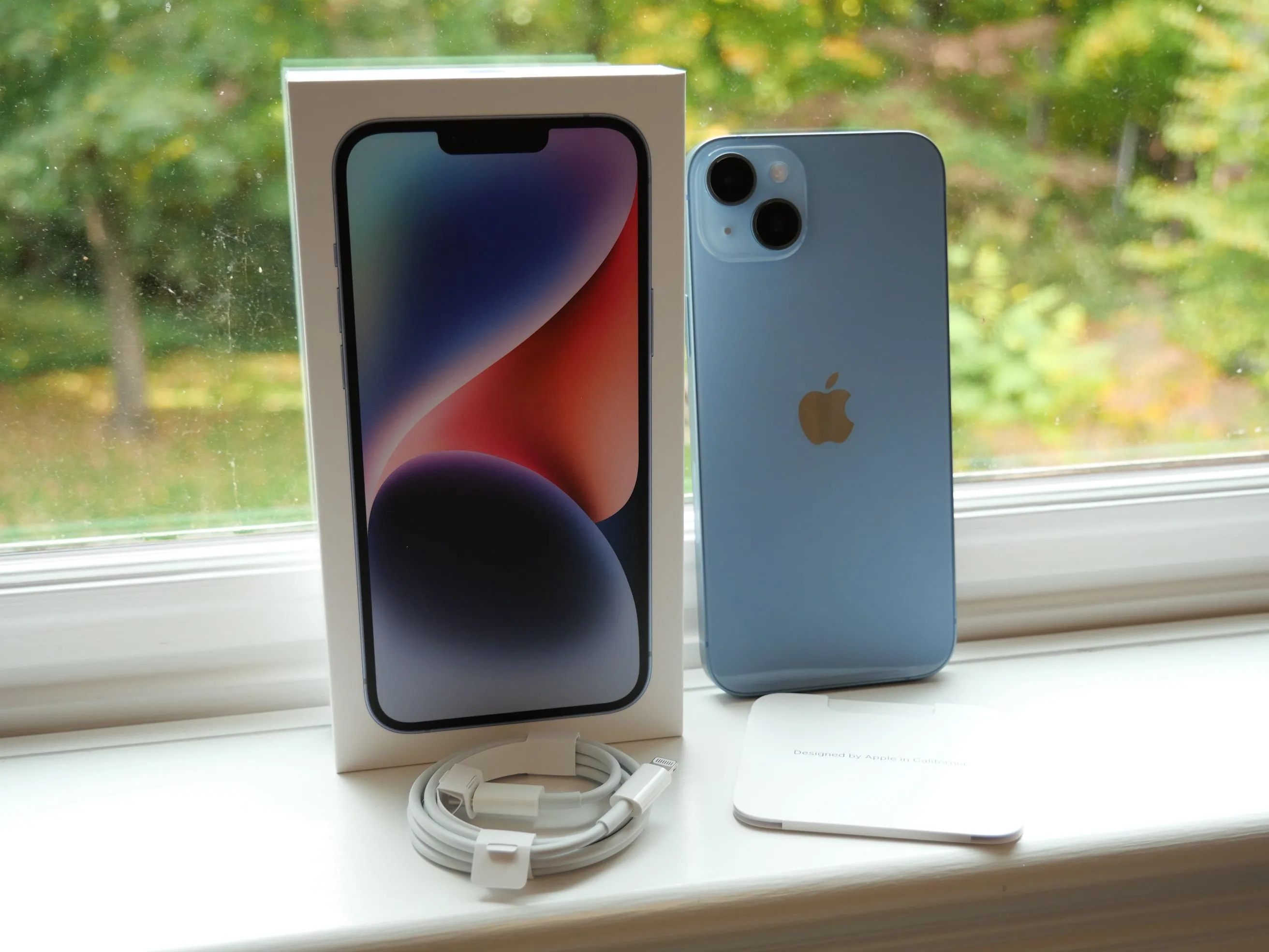 Hộp điện thoại iPhone 14 Plus và các phụ kiện đi kèm