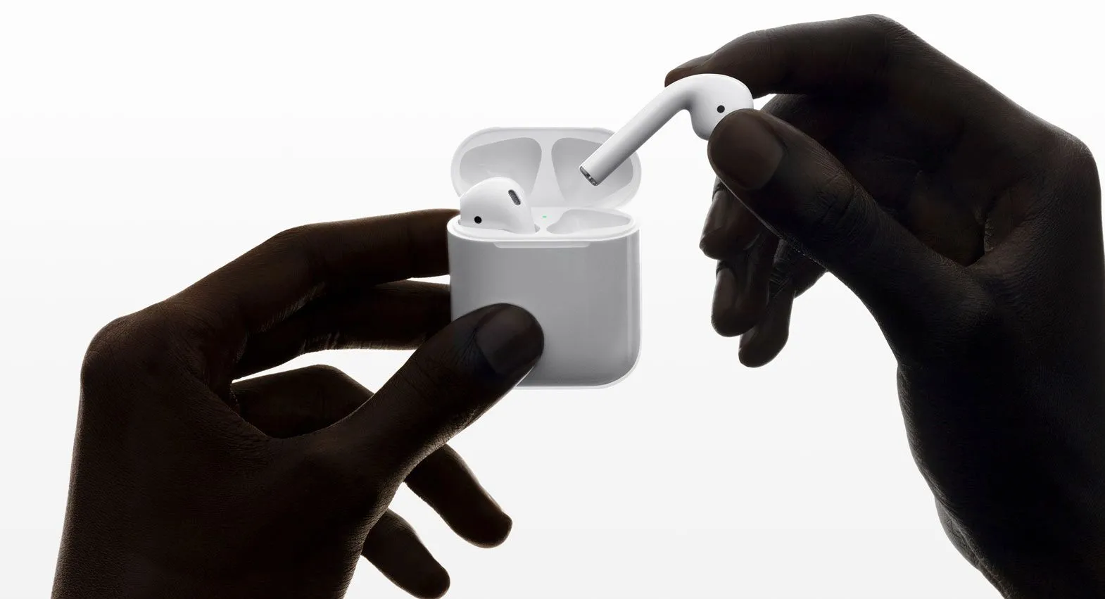 Hộp sạc AirPods thế hệ thứ hai có thiết kế hình vuông đặc trưng và đèn báo trạng thái ở mặt trước, giúp phân biệt các đời AirPods.