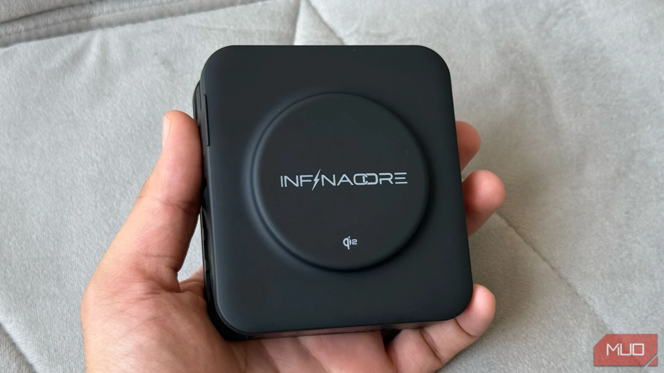 InfinaCore P3 Pro với sạc không dây Qi2 đang hiển thị