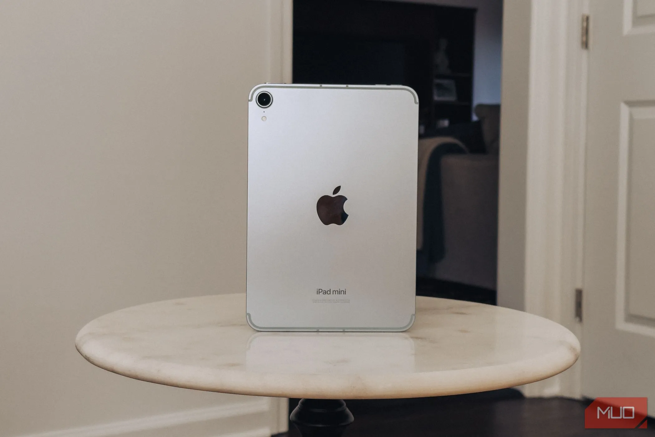 iPad mini (chip A17 Pro) đặt trên bàn đá cẩm thạch