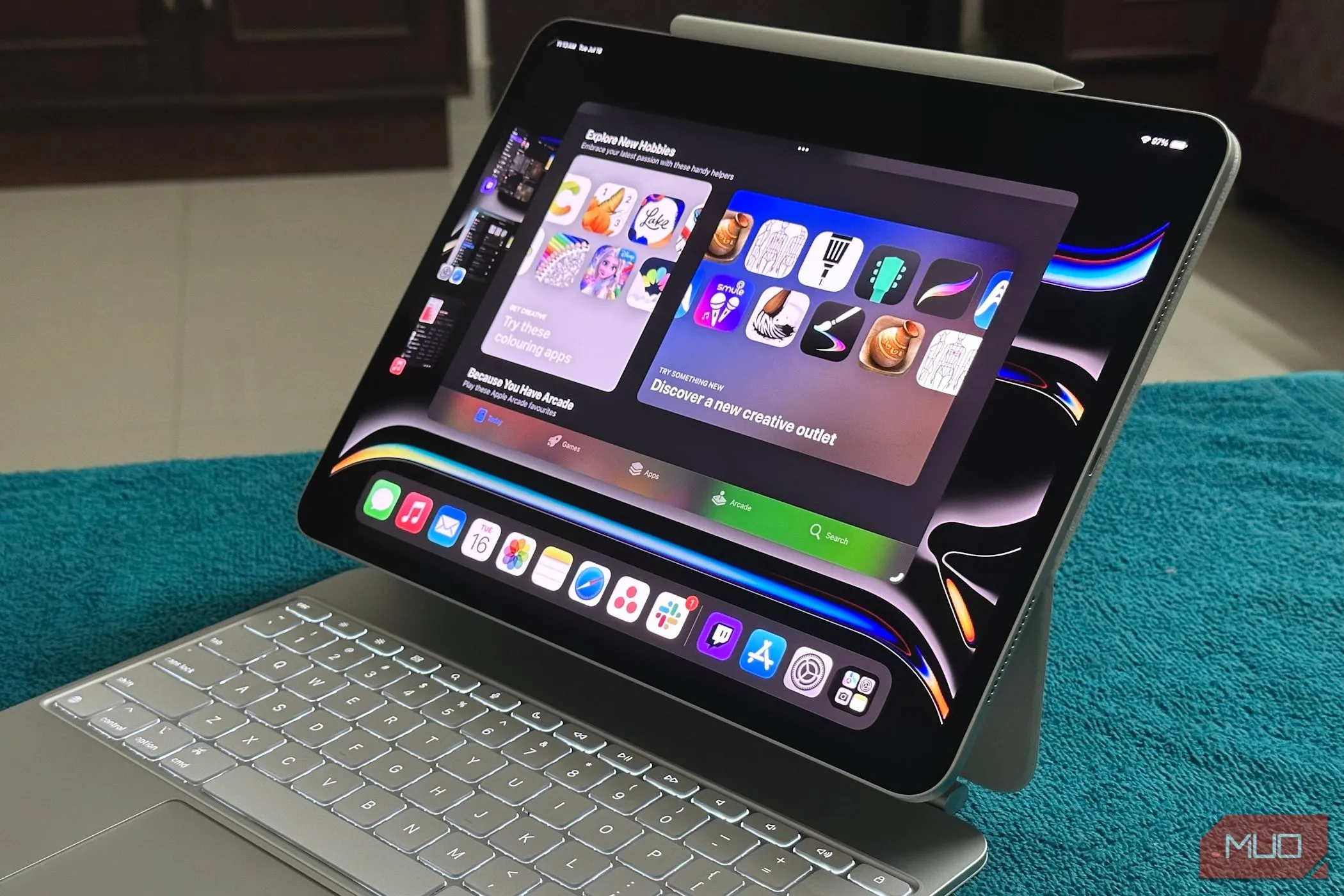 iPad Pro với tính năng Stage Manager được kết nối với Magic Keyboard, tượng trưng cho hệ sinh thái khép kín và các phụ kiện độc quyền của Apple.