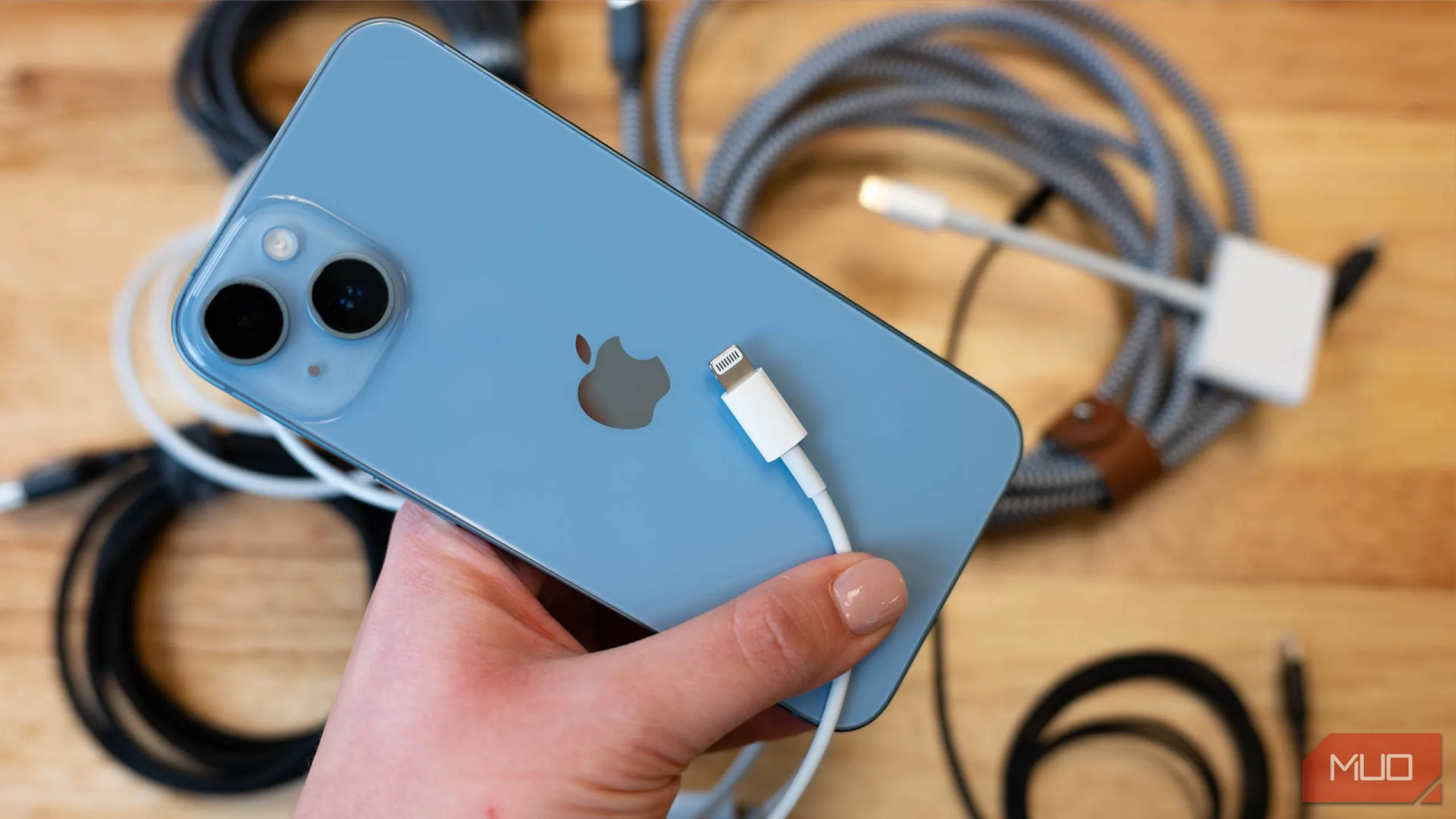 iPhone 13 cùng cáp sạc Lightning, tượng trưng cho thói quen sạc linh hoạt và phù hợp với lịch trình hàng ngày nhờ công nghệ sạc nhanh.
