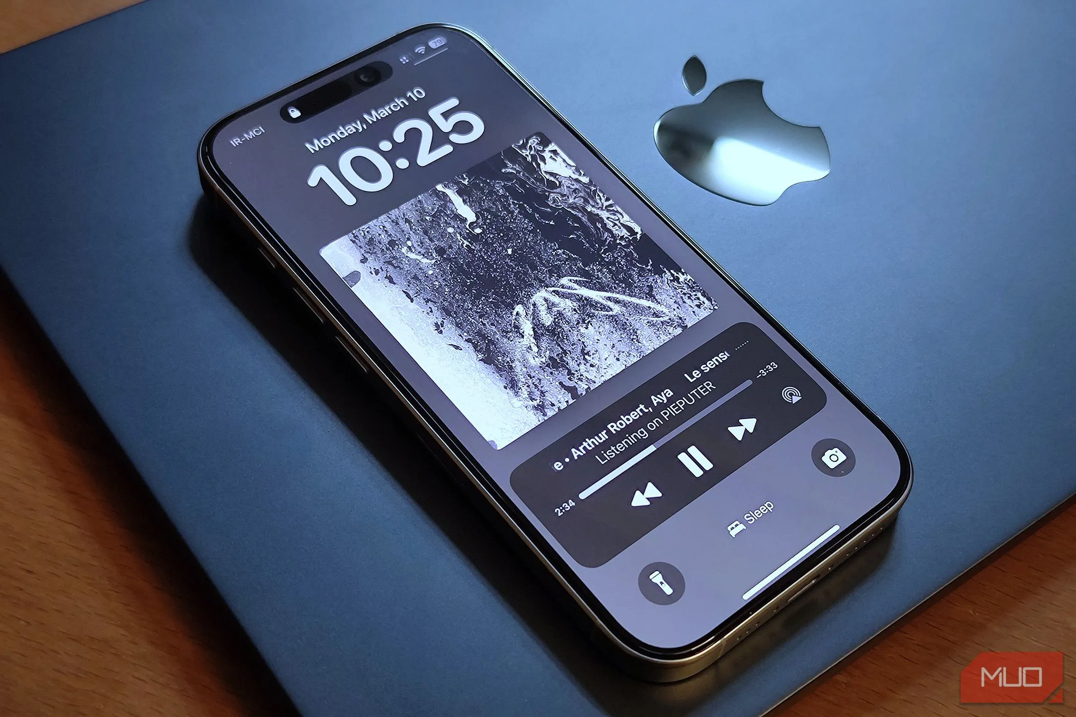 iPhone 16 Pro được đặt trên MacBook Air, tượng trưng cho tính đồng bộ của iOS
