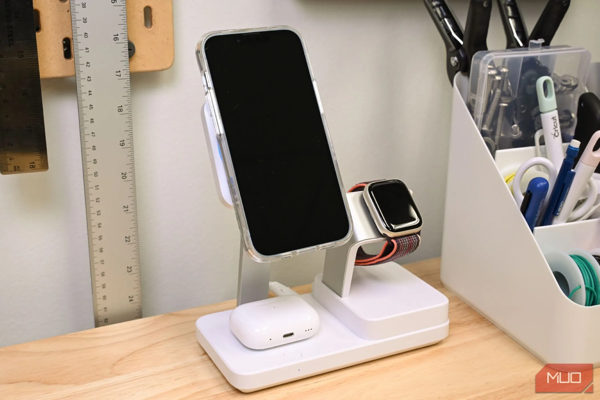 iPhone, AirPods và Apple Watch đang sạc trên đế sạc không dây đa năng ESR, tận dụng công nghệ Qi2 cho nhiều thiết bị cùng lúc.