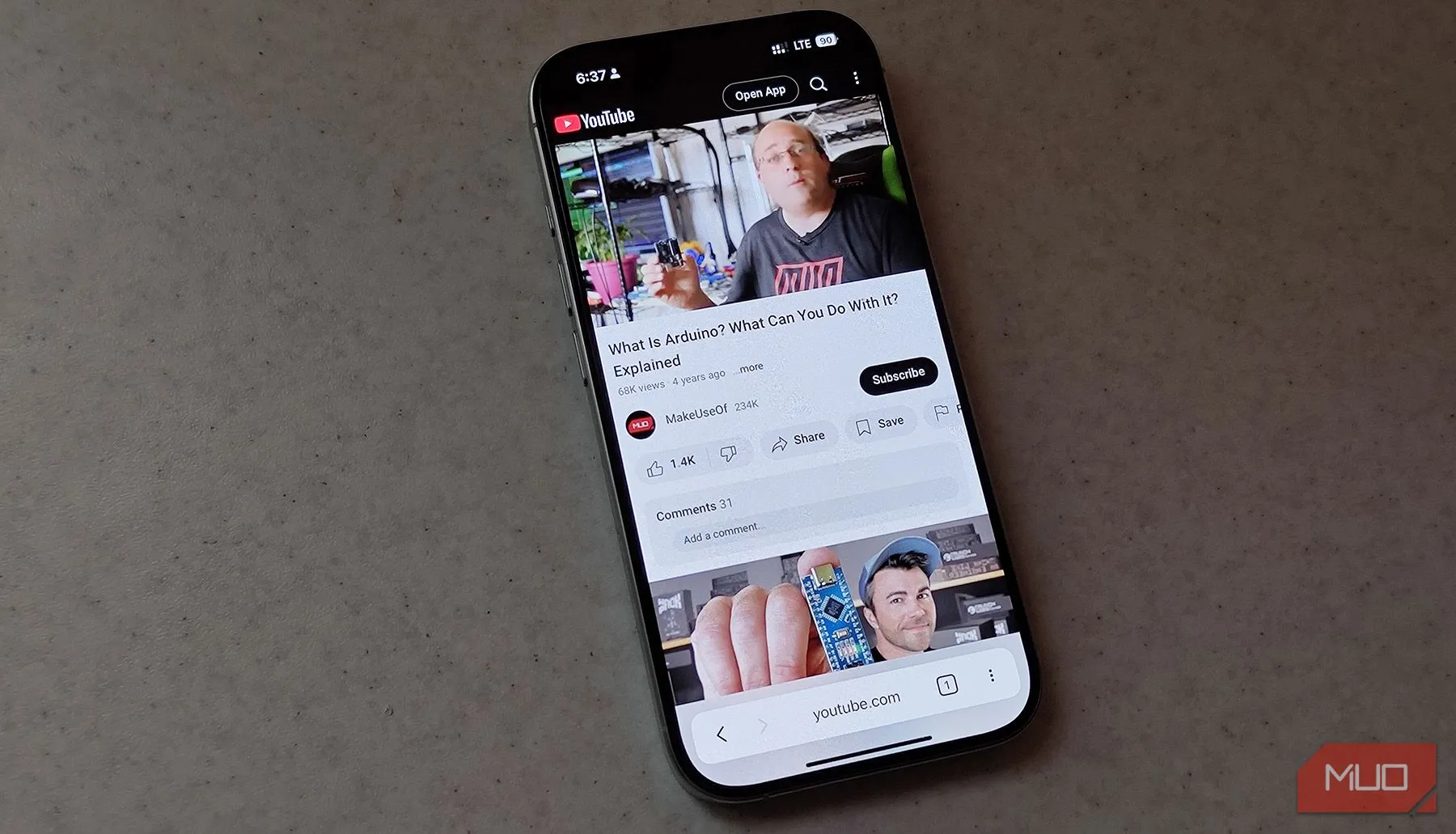 iPhone đang mở ứng dụng web YouTube để thử nghiệm tiêu thụ pin
