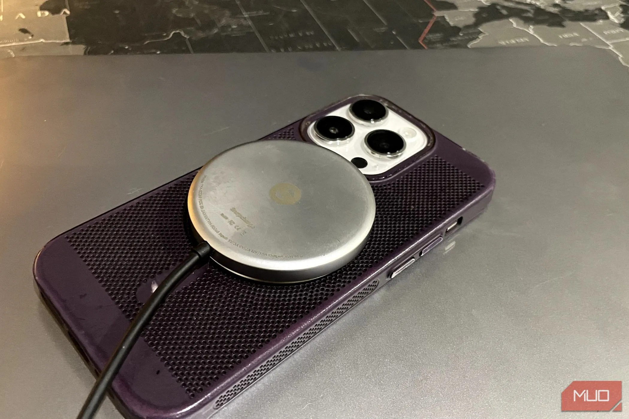 iPhone đang sạc không dây, minh họa khả năng tương thích của màn hình