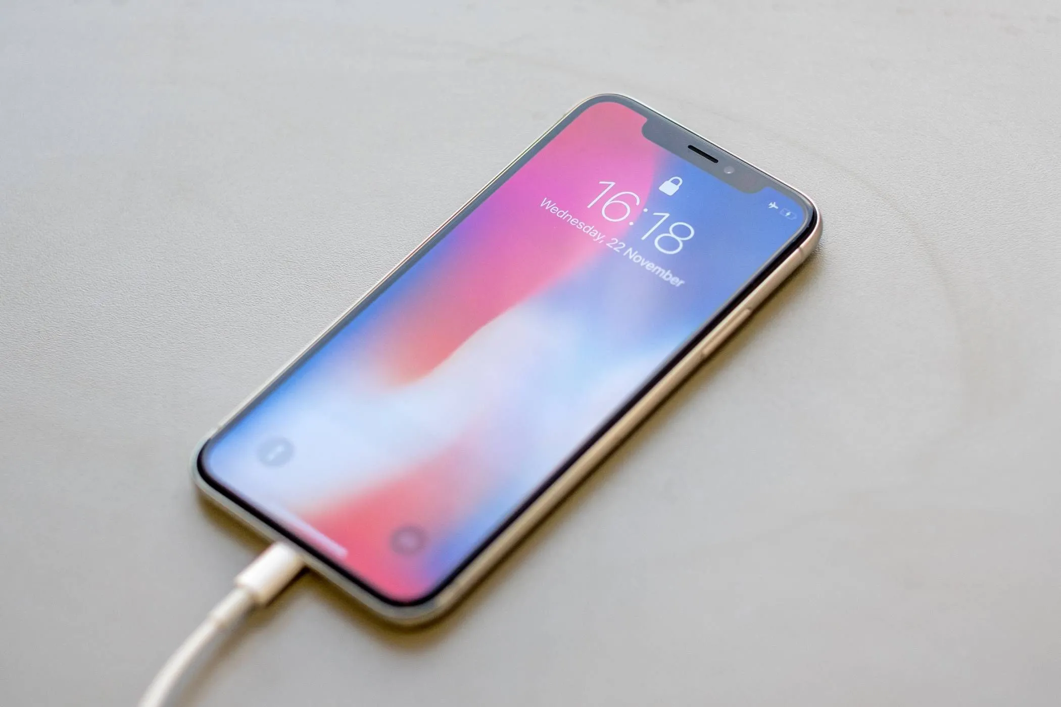 iPhone được cắm cáp kết nối, minh họa phương pháp chuyển dữ liệu có dây trực tiếp