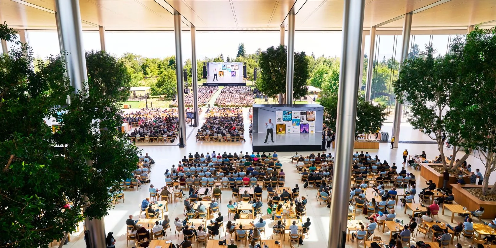 Khán giả tham dự sự kiện Apple WWDC 2022