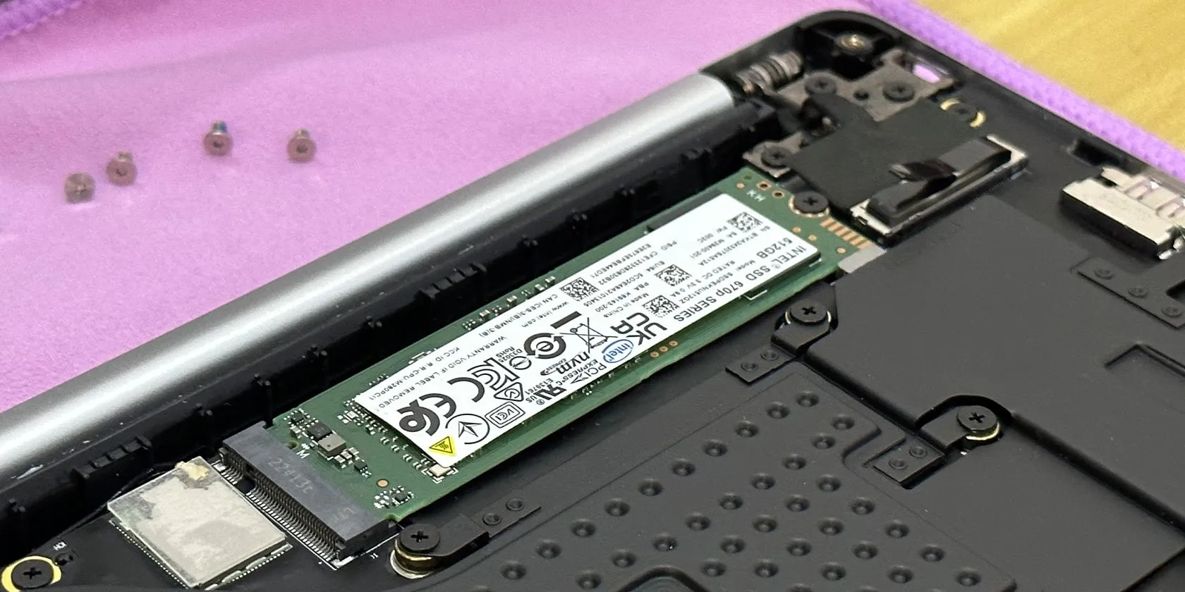 Khe cắm ổ cứng SSD M.2 NVMe trên một chiếc laptop Tecno Megabook T1, minh họa vị trí lắp đặt ổ SSD và tầm quan trọng của tản nhiệt.