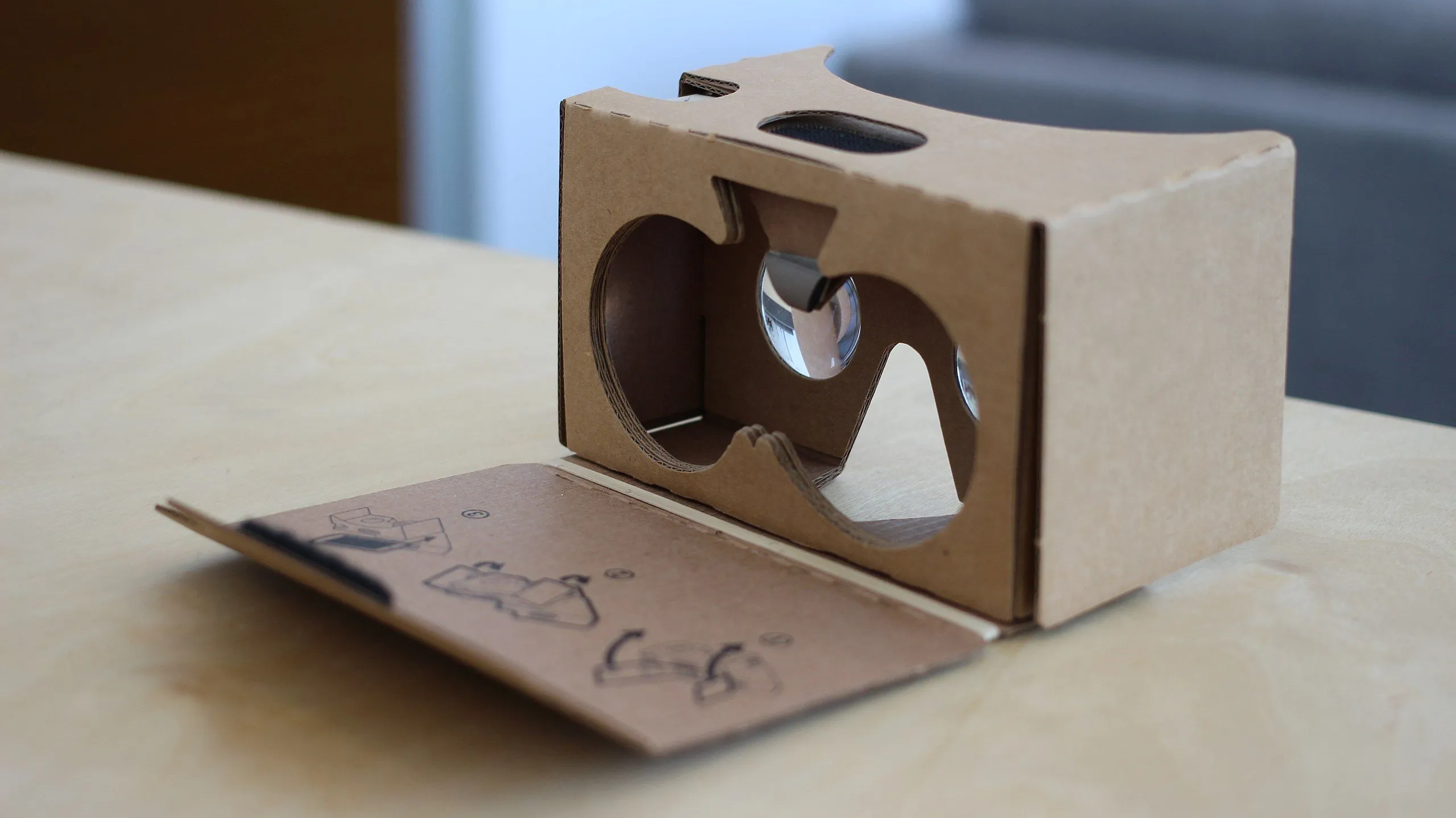 Kính Google Cardboard và điện thoại để trải nghiệm VR