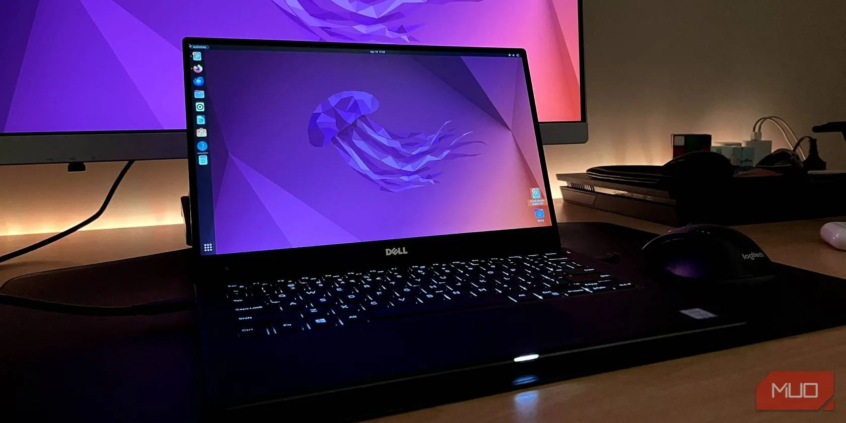 Laptop Dell XPS 13 đang chạy Ubuntu, với màn hình phụ phía sau, thể hiện khả năng tùy biến của hệ điều hành Linux