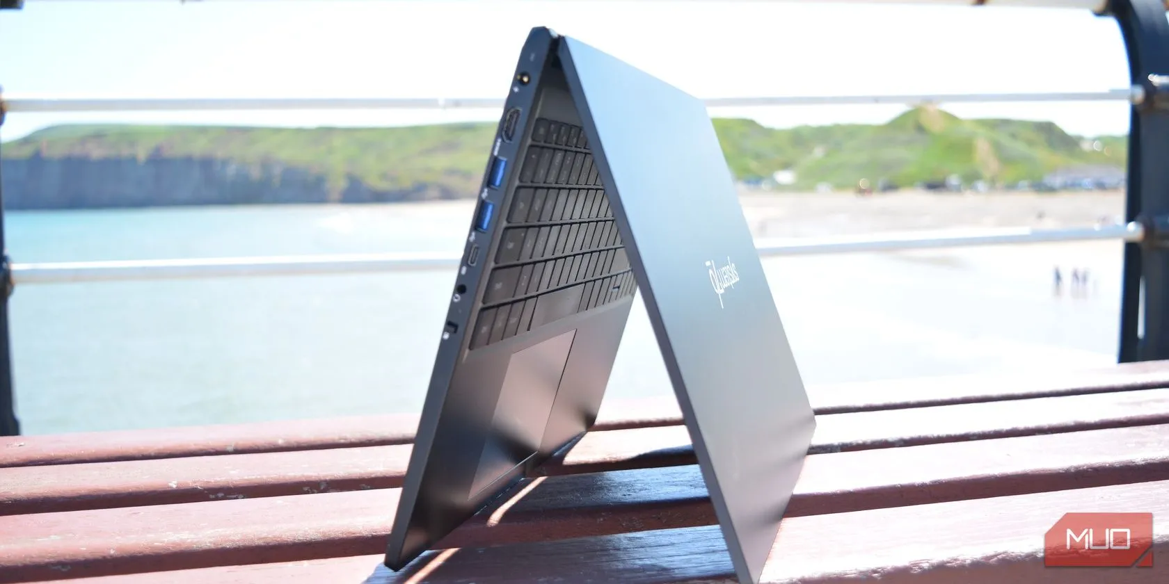 Laptop System76 Pangolin với màn hình hiển thị mã nguồn và logo System76