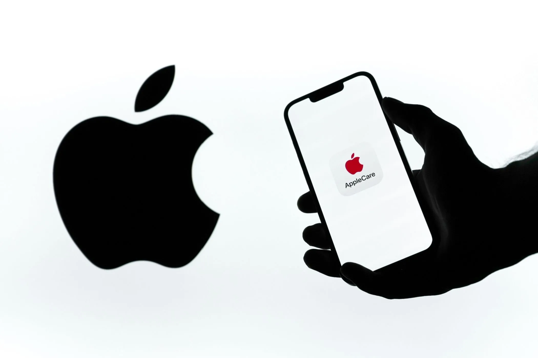 Logo AppleCare+ trên màn hình iPhone cạnh logo Apple, minh họa dịch vụ bảo hành.