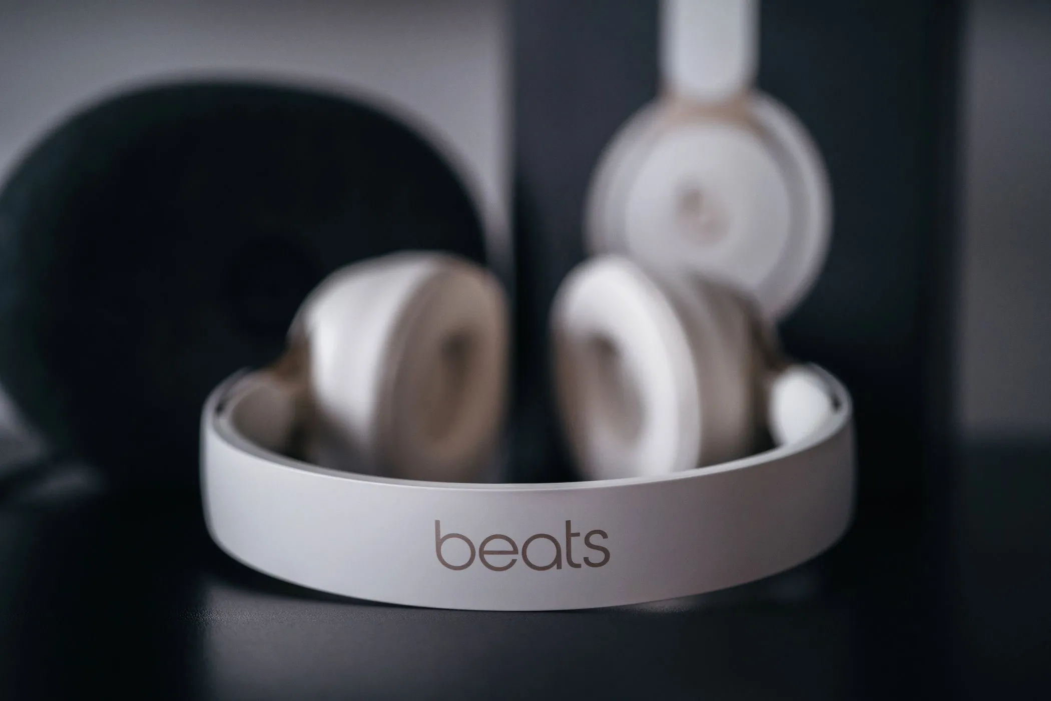 Logo Beats trên headband tai nghe