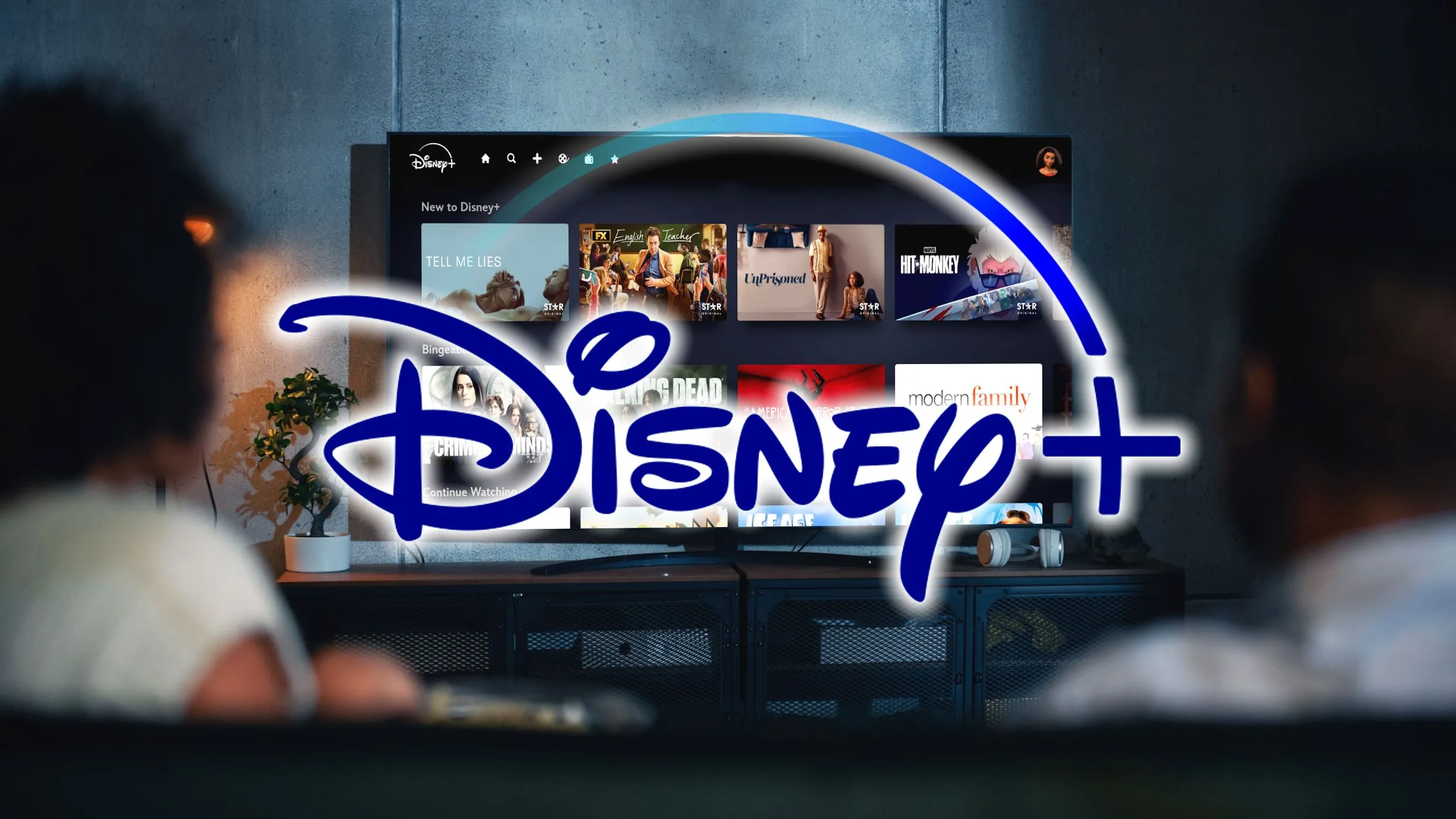 Logo Disney Plus với người dùng đang thưởng thức nội dung phía sau