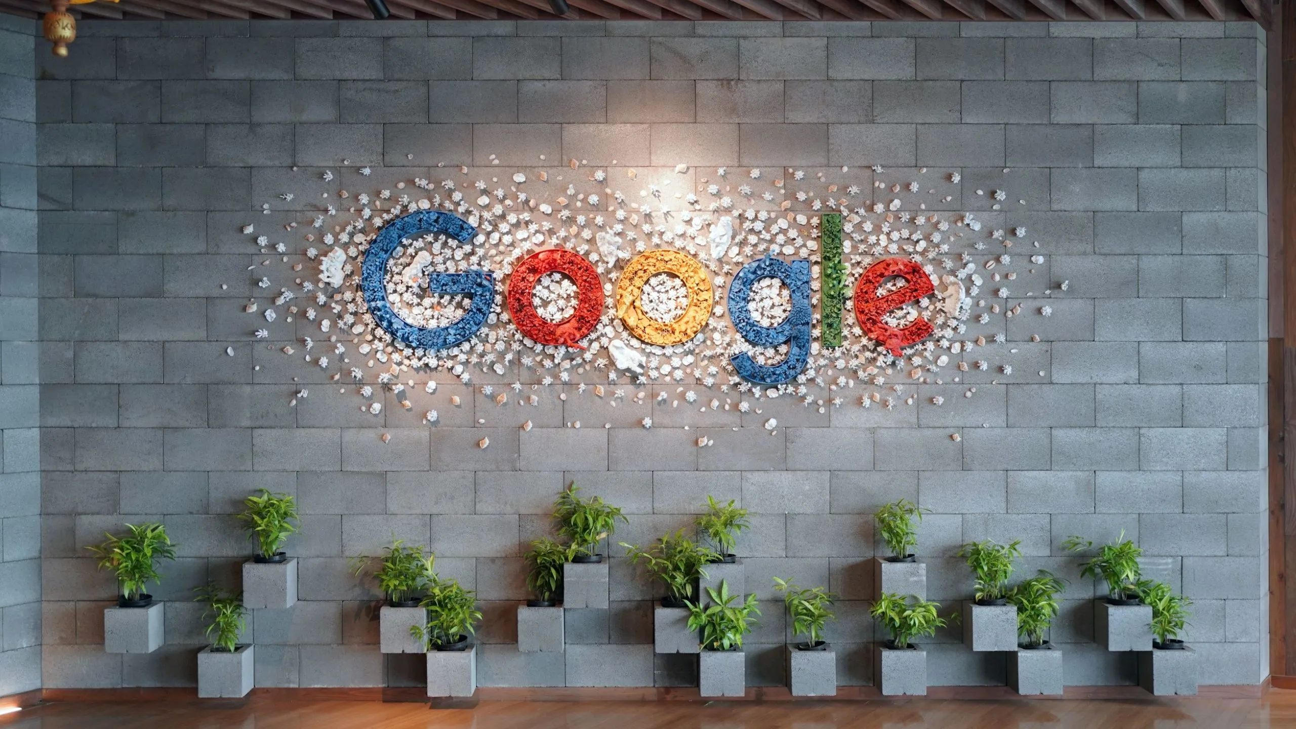 Logo Google trên tường văn phòng, minh họa cho sự hiện diện dữ liệu của Google