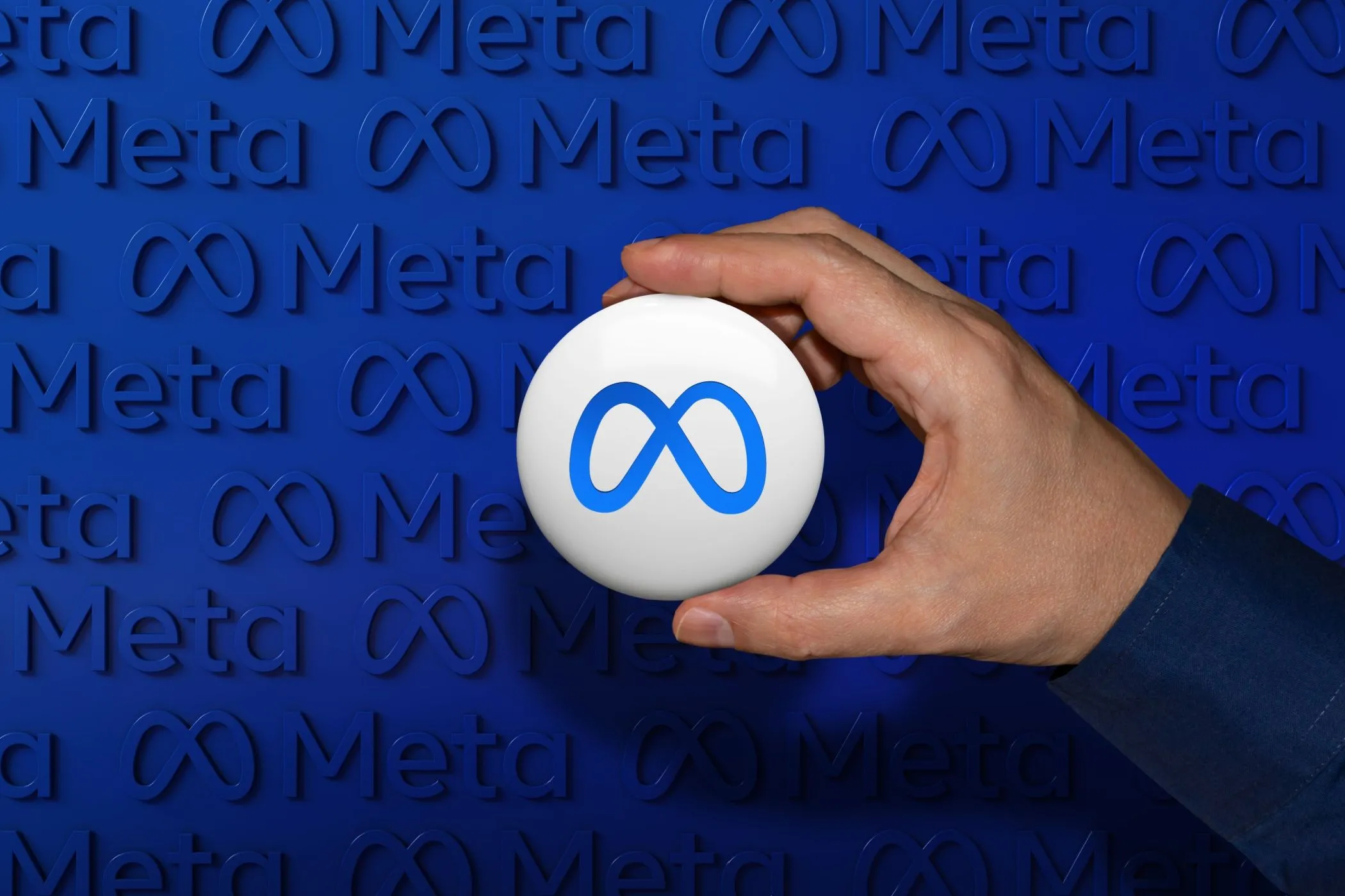 Logo Meta trên nền nút bấm, đại diện cho các ứng dụng Facebook, Messenger, Instagram, Threads với mức độ thu thập và chia sẻ dữ liệu cá nhân cao nhất