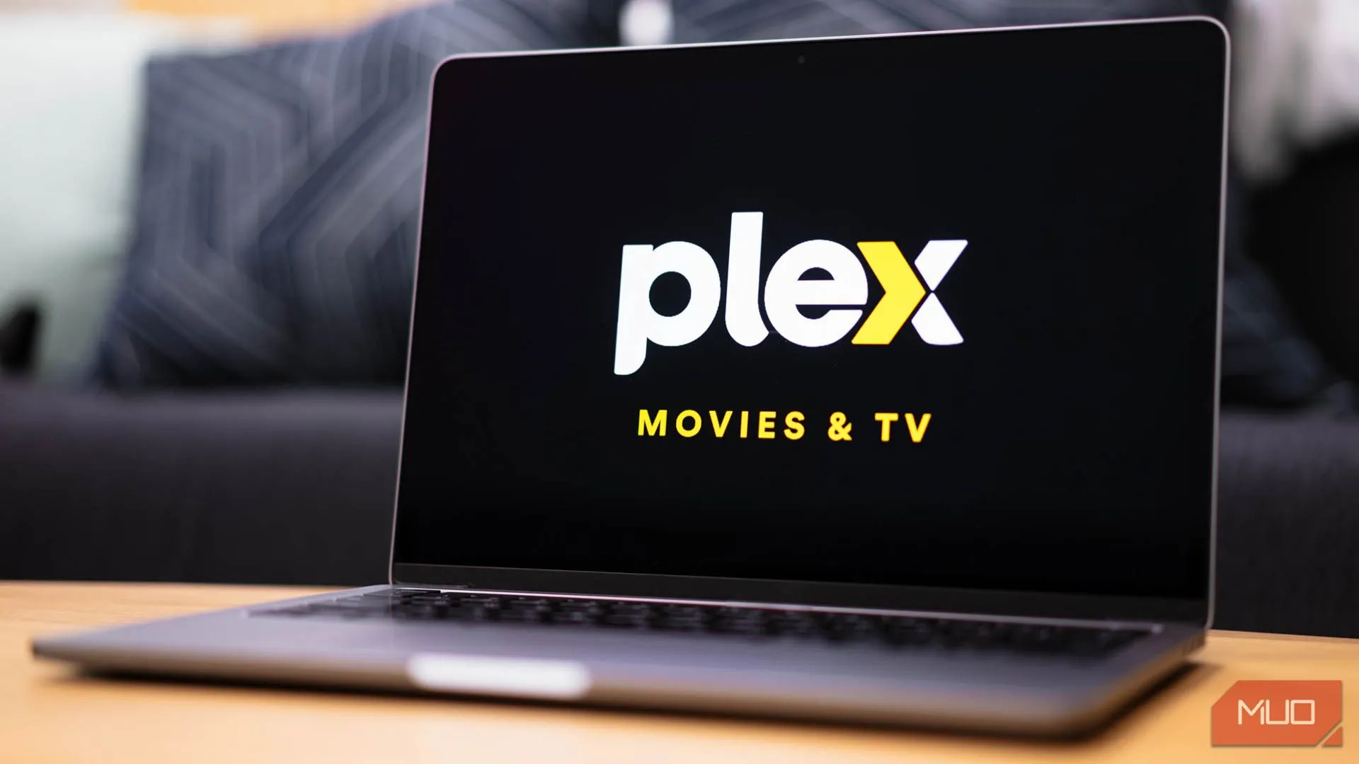 Logo Plex màu tím hiển thị trên màn hình laptop, tượng trưng cho trải nghiệm giải trí đa phương tiện tại gia.