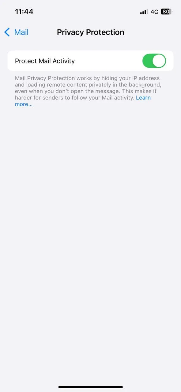 Màn hình cài đặt Bảo vệ Quyền riêng tư Mail trên iPhone, với tùy chọn Bảo vệ Hoạt động Mail được bật