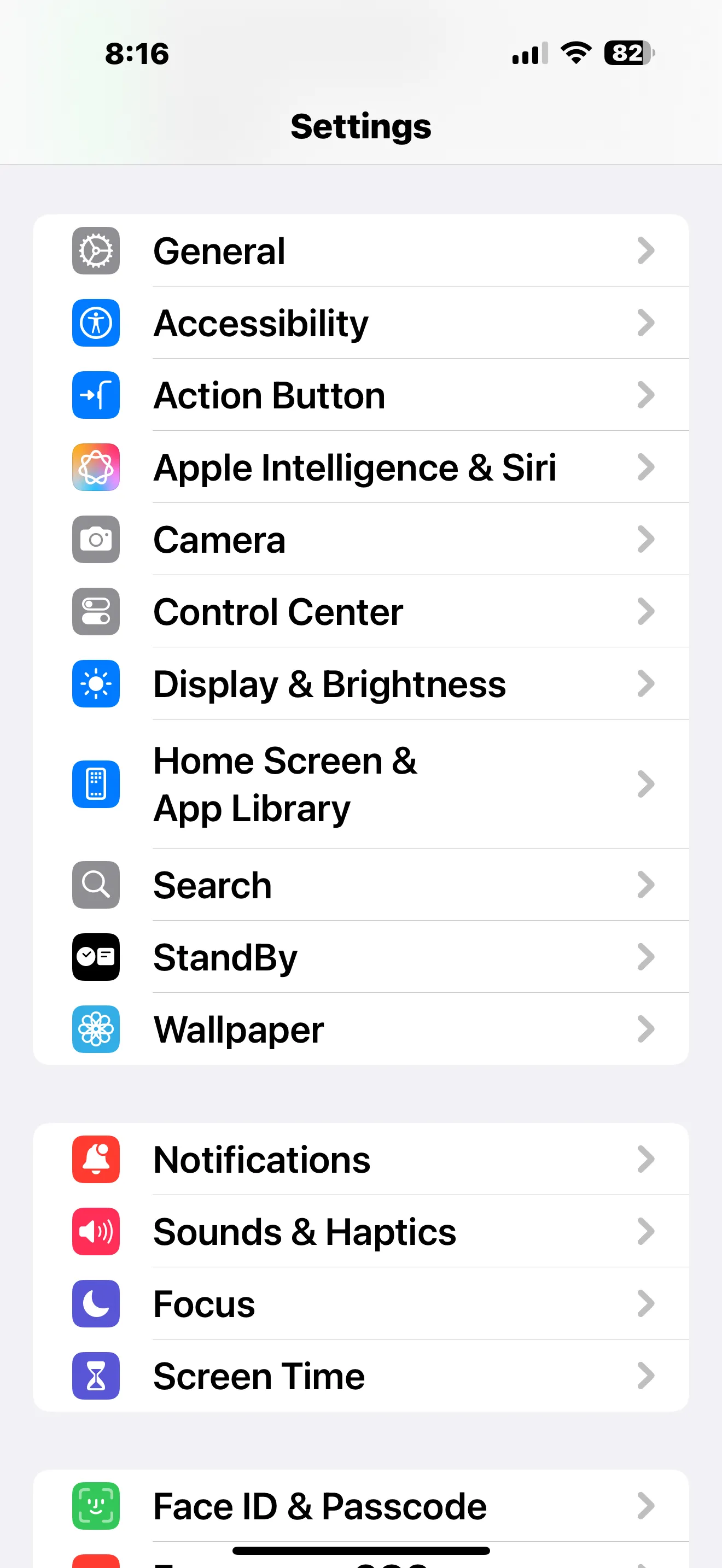 Màn hình Cài đặt của iPhone, hiển thị tùy chọn &quot;Nút Tác vụ&quot; để cấu hình chức năng Action Button