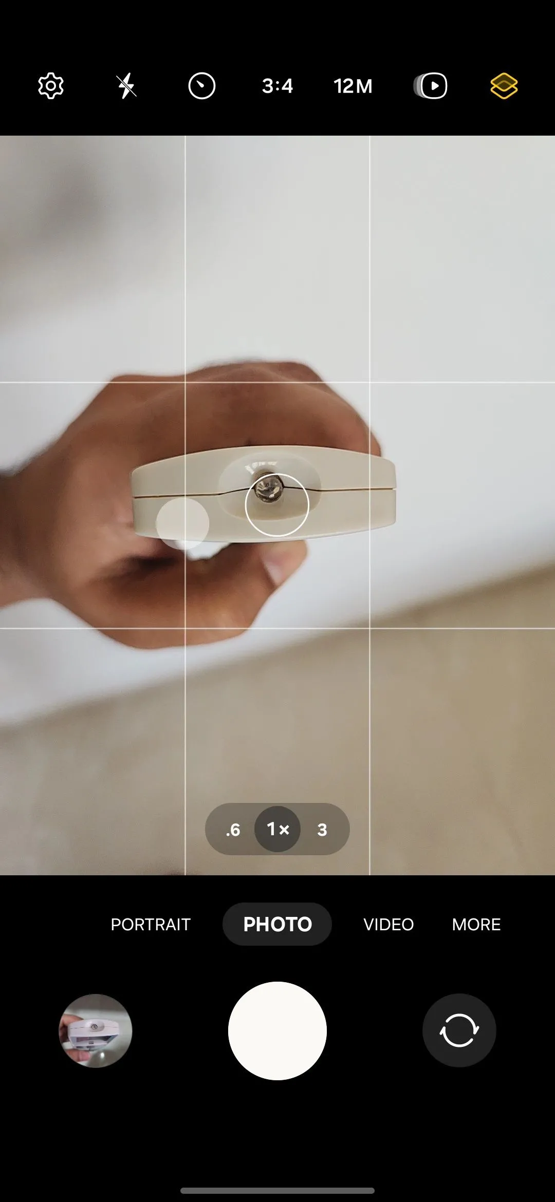 Màn hình camera điện thoại Android hiển thị ánh sáng hồng ngoại nhấp nháy từ cảm biến điều khiển từ xa