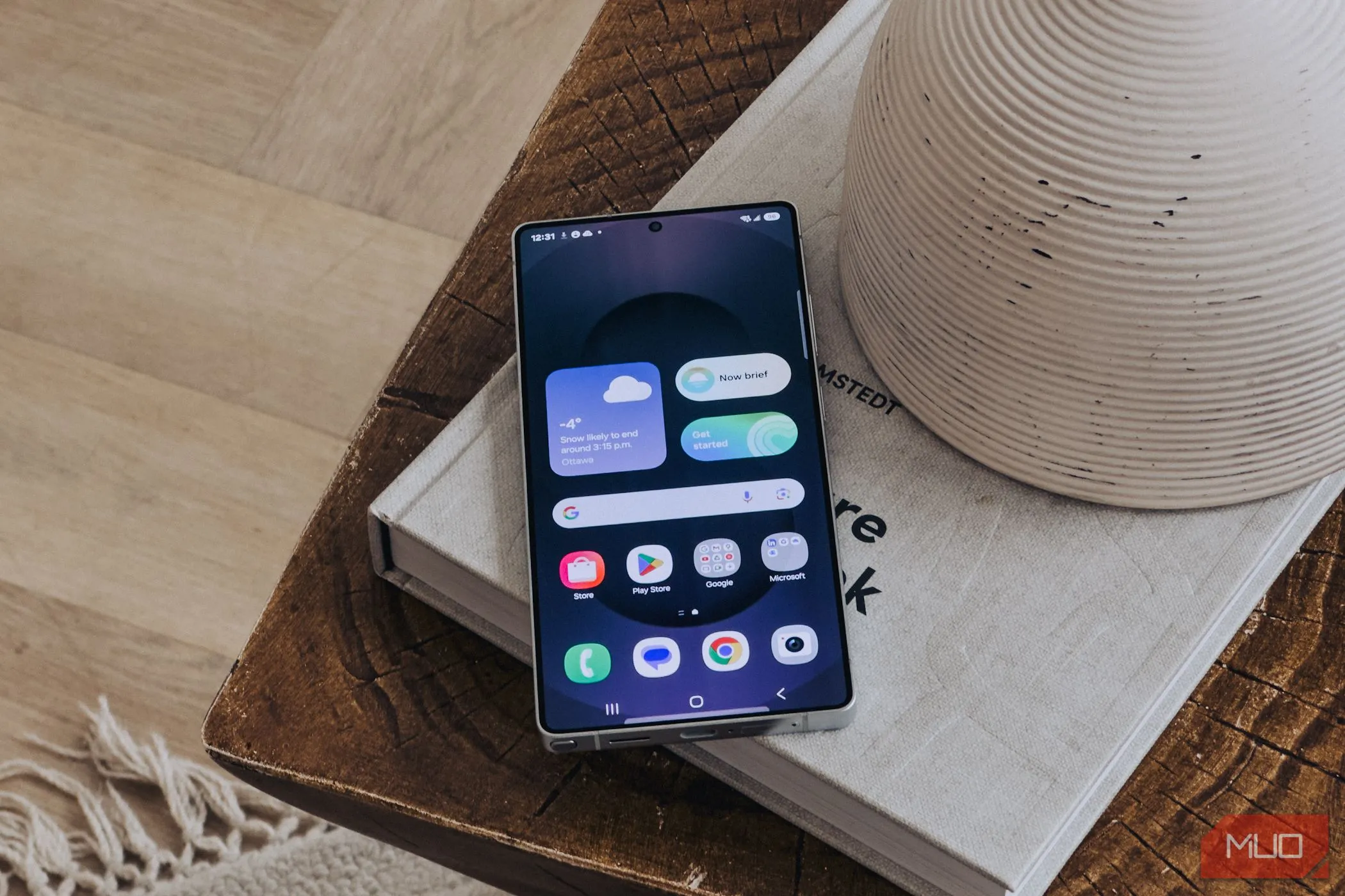 Màn hình chính của Samsung Galaxy S25 hiển thị thông tin cập nhật hàng ngày (Daily Brief), nhấn mạnh giao diện người dùng mới