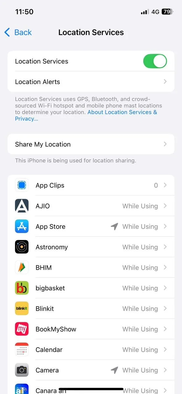 Màn hình Dịch vụ Định vị trong cài đặt Quyền riêng tư &amp; Bảo mật iPhone, liệt kê các ứng dụng có quyền truy cập vị trí