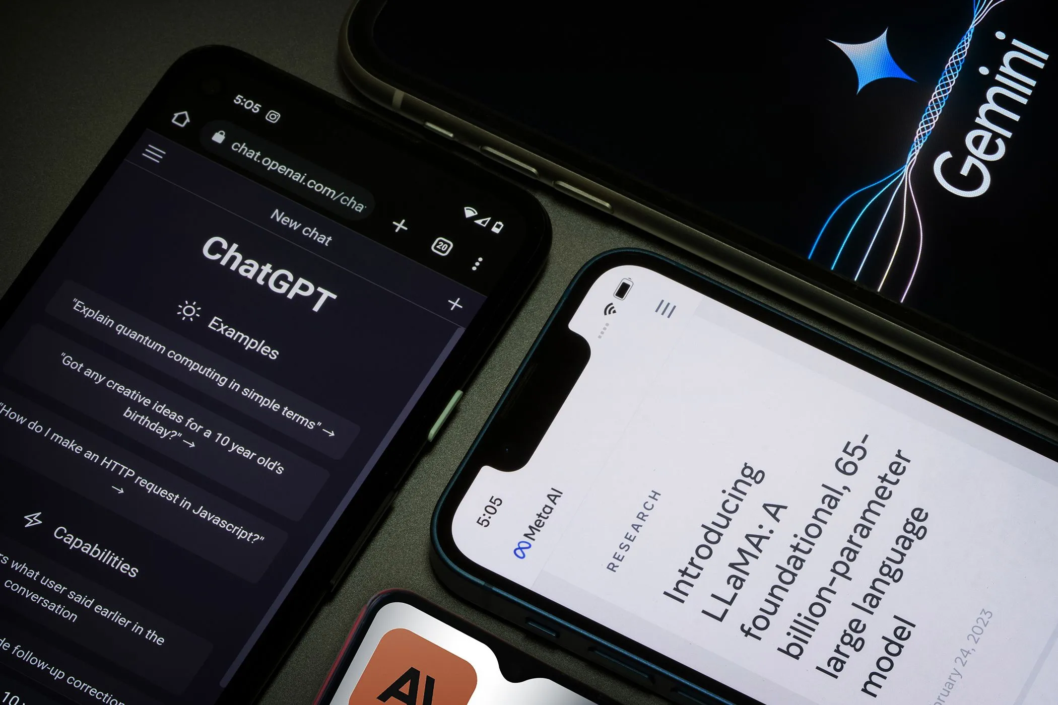 Màn hình điện thoại hiển thị Meta AI, ChatGPT và Gemini