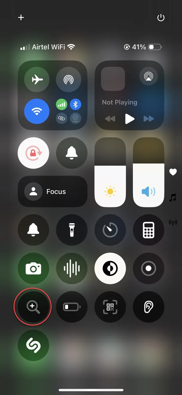 Màn hình iPhone hiển thị giao diện khởi động ứng dụng Kính lúp, sẵn sàng để phóng to và kiểm tra chi tiết