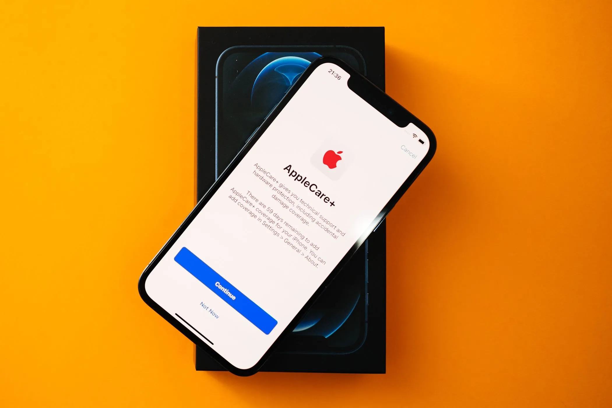 Màn hình iPhone hiển thị thông tin gói bảo hiểm AppleCare+ với các tùy chọn quản lý thiết bị.