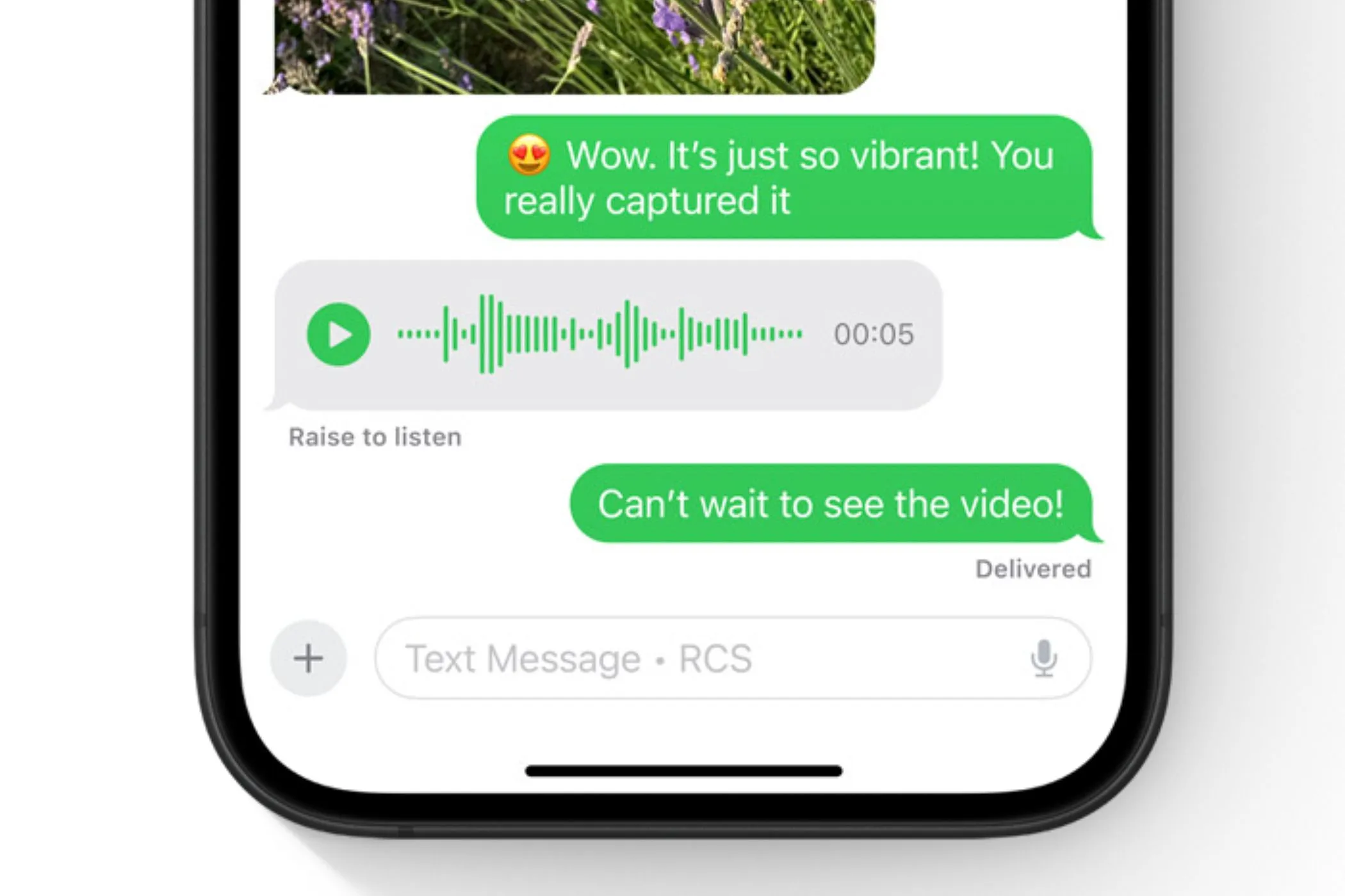 Màn hình iPhone hiển thị tính năng nhắn tin RCS, tượng trưng cho khả năng tương tác tin nhắn nâng cao giữa các nền tảng