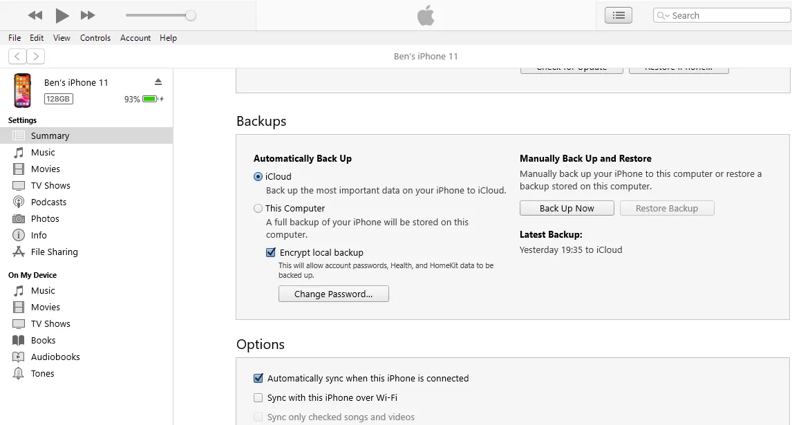 Màn hình iTunes hiển thị tùy chọn sao lưu iPhone vào máy tính hoặc khôi phục từ bản sao lưu.