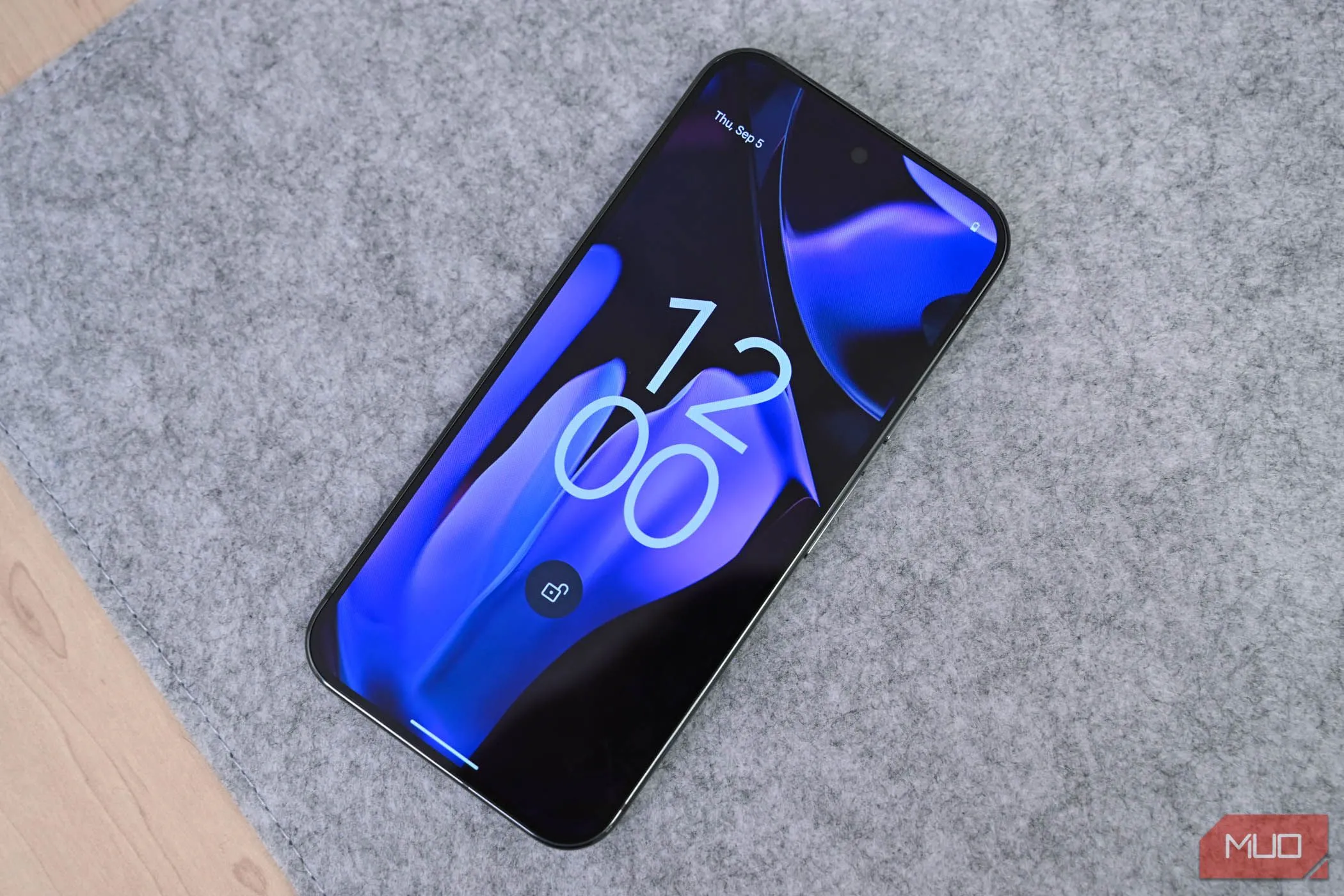 Màn hình khóa điện thoại Android minh họa tính năng ẩn thông tin nhạy cảm như OTP hoặc cảnh báo ngân hàng.