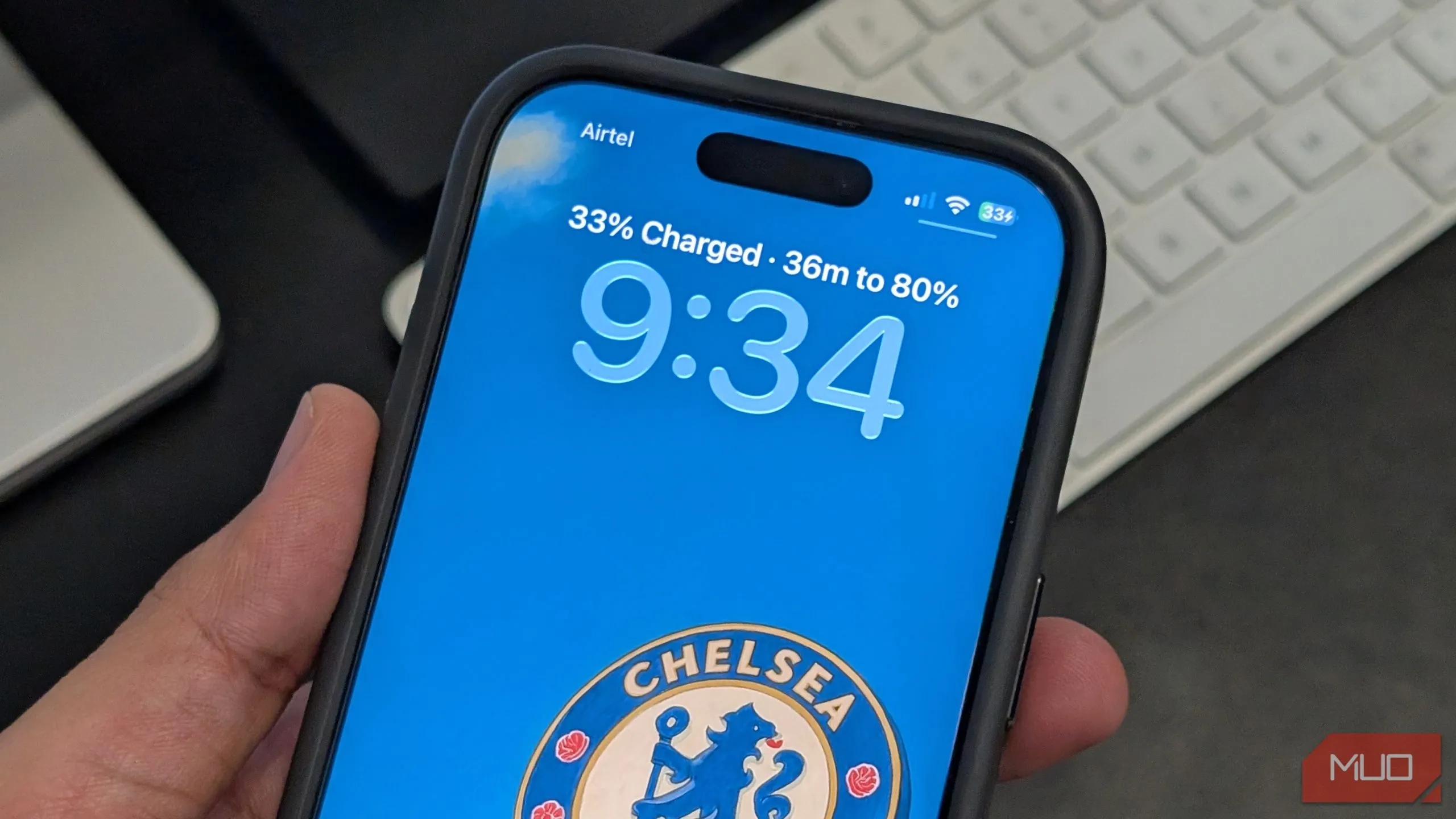 Màn hình khóa iPhone hiển thị thời gian ước tính còn lại để đạt 80% pin khi sạc, một tính năng mới trên iOS 26.