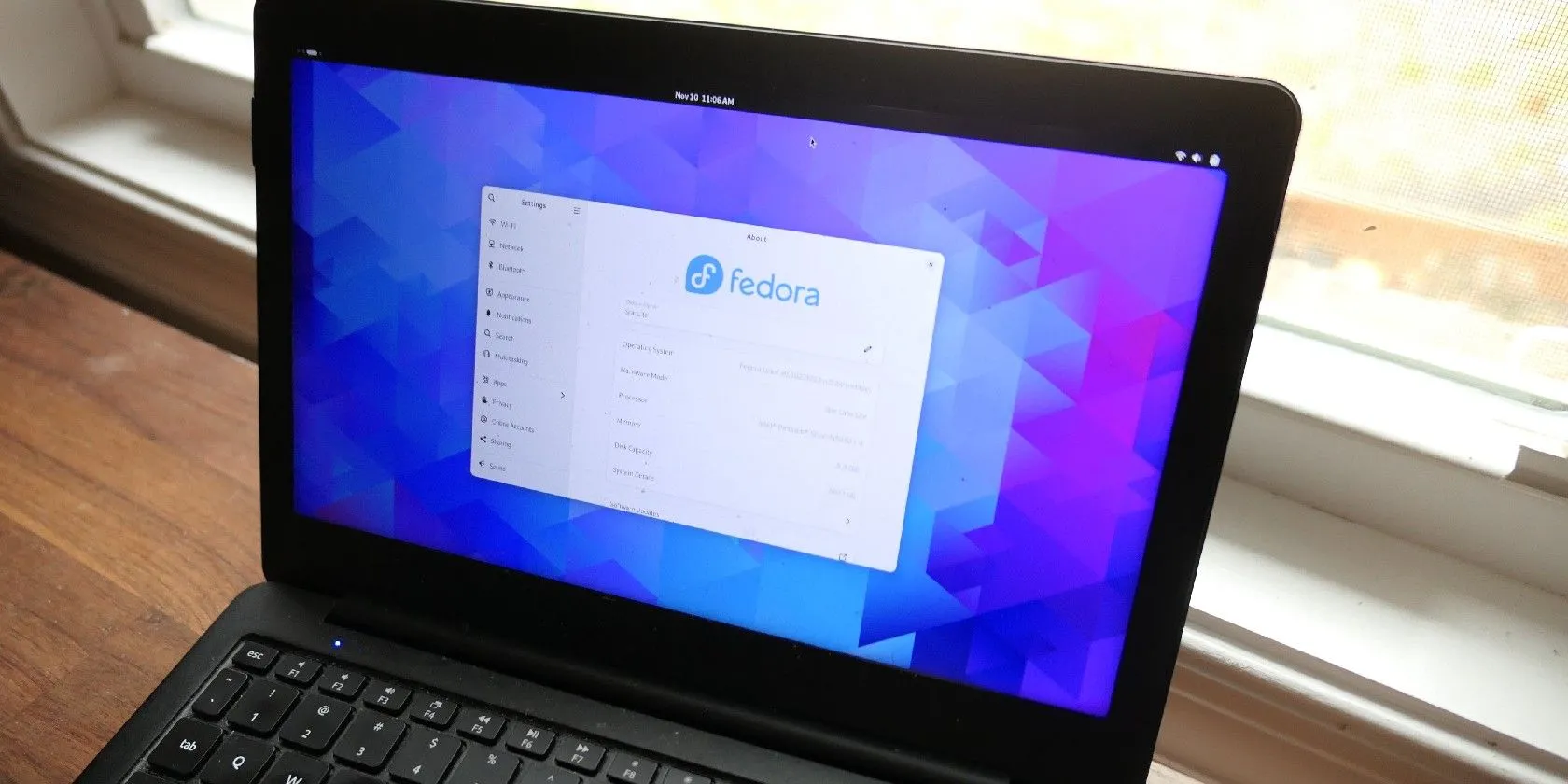 Màn hình laptop Star Labs StarLite Mk IV hiển thị giao diện Fedora Silverblue với các biểu tượng ứng dụng