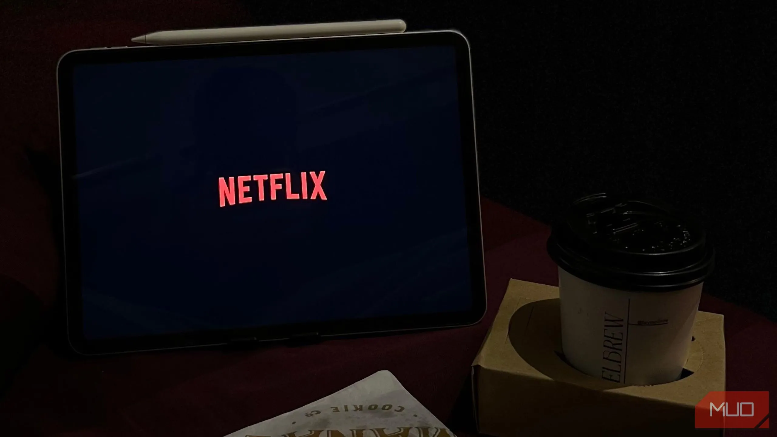 Màn hình Netflix trên iPad đặt cạnh cốc cà phê