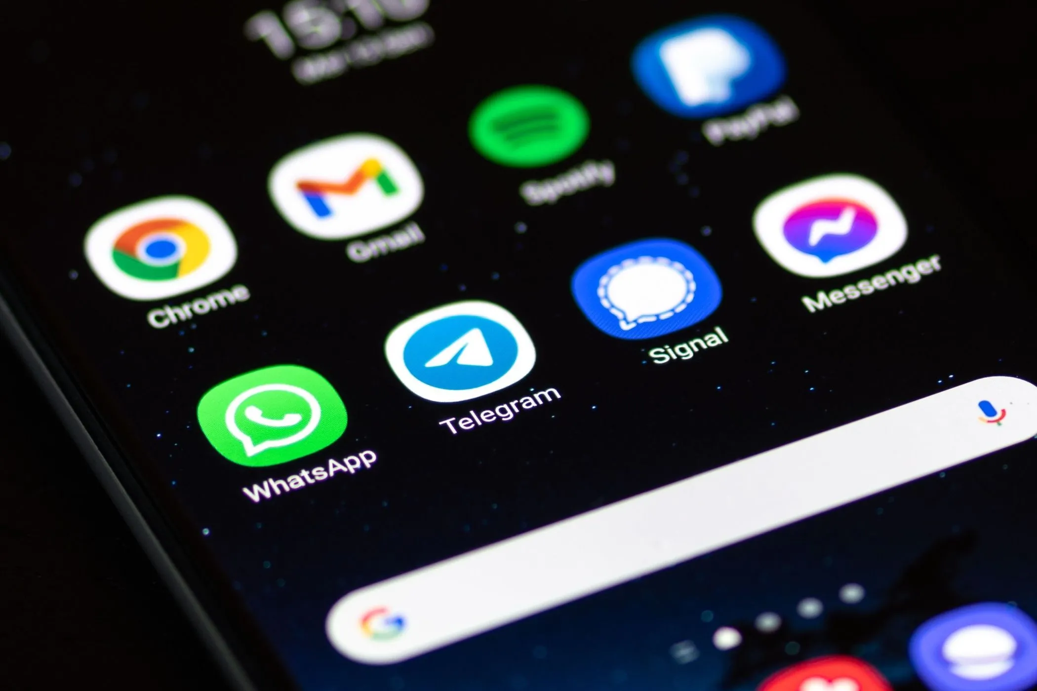 Màn hình smartphone hiển thị các ứng dụng nhắn tin bị ảnh hưởng khi chế độ tiết kiệm pin được bật