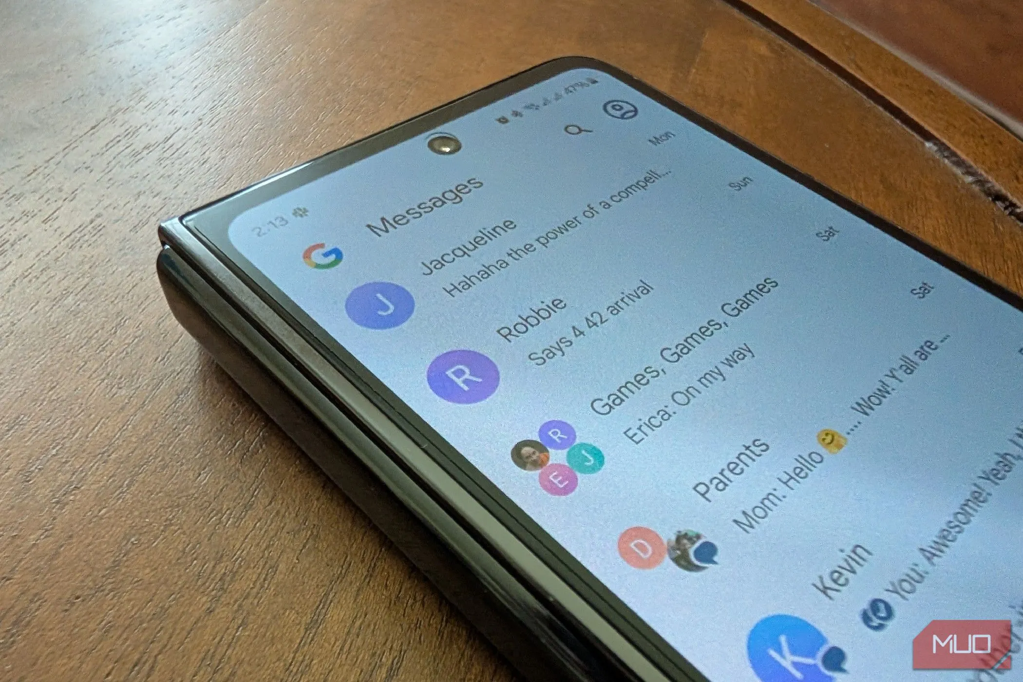 Màn hình tin nhắn trong ứng dụng Google Messages trên Samsung Galaxy Z Fold 5, minh họa cuộc trò chuyện.