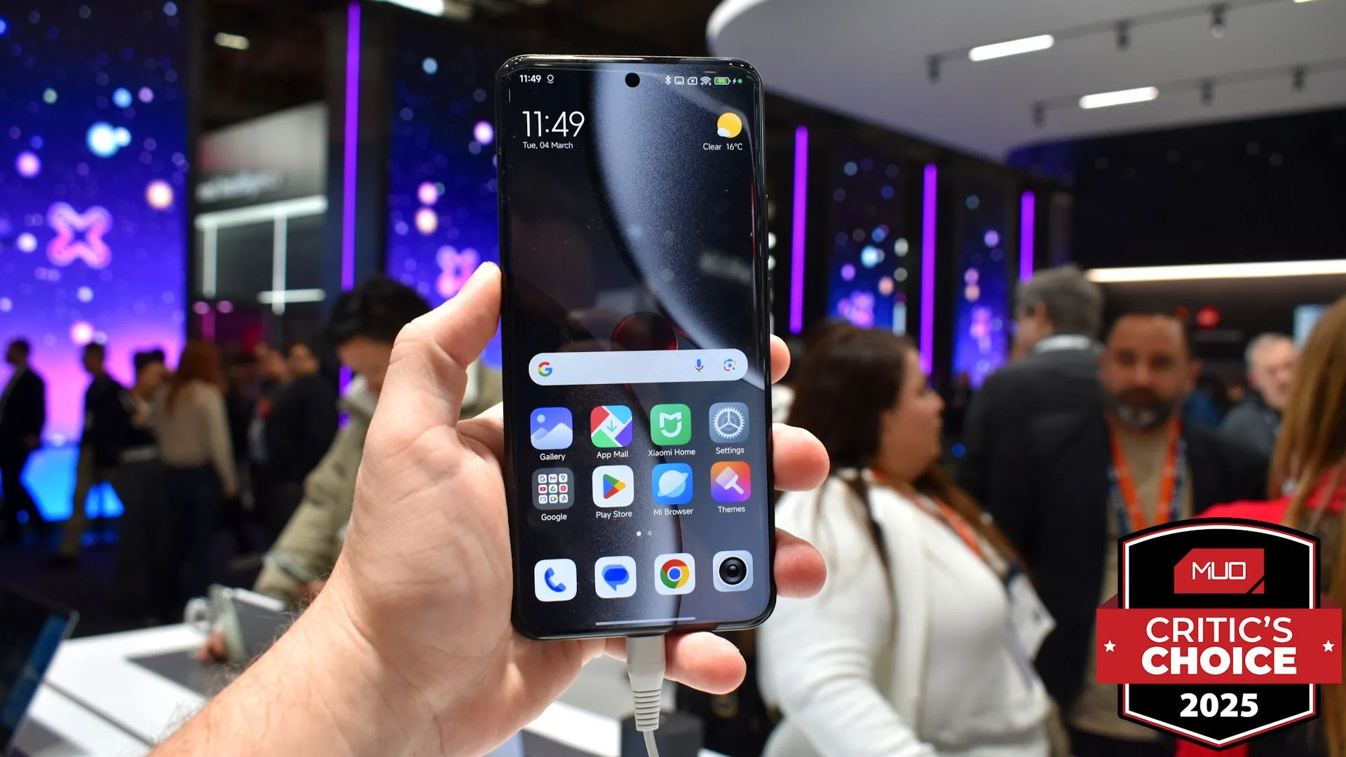Màn hình trước của Xiaomi 15 Ultra tại MWC 2025 với giải thưởng
