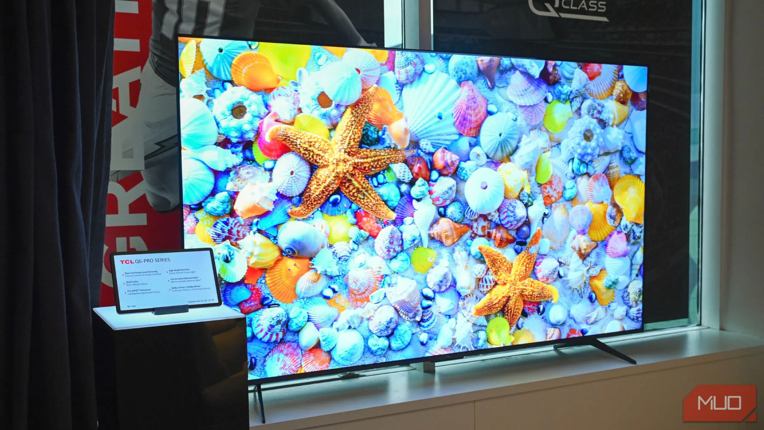 Màn hình TV TCL hiển thị tại CES 2024, làm nổi bật vấn đề cập nhật phần mềm chậm của Smart TV