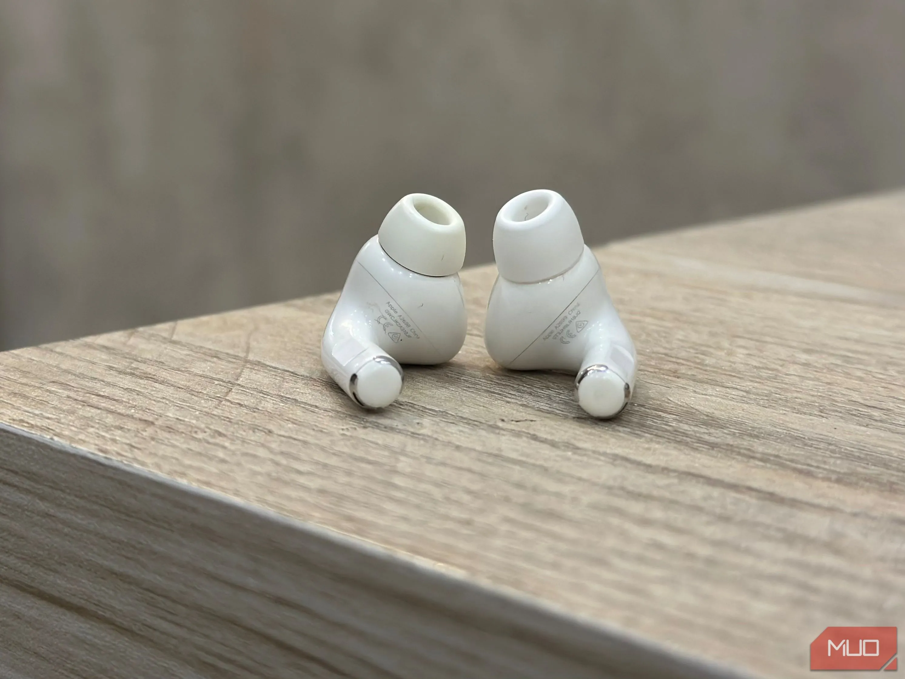 Mặt dưới của tai nghe Apple AirPods Pro 2, cho thấy vị trí in số model (ký tự A) trên thân tai nghe.