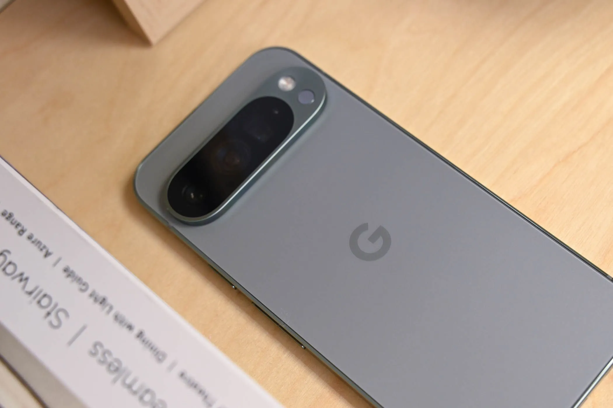 Mặt lưng của Google Pixel 9 Pro, minh họa cho việc bảo vệ tổng thể thiết bị, bao gồm cả khả năng chống va đập nhẹ của miếng dán màn hình