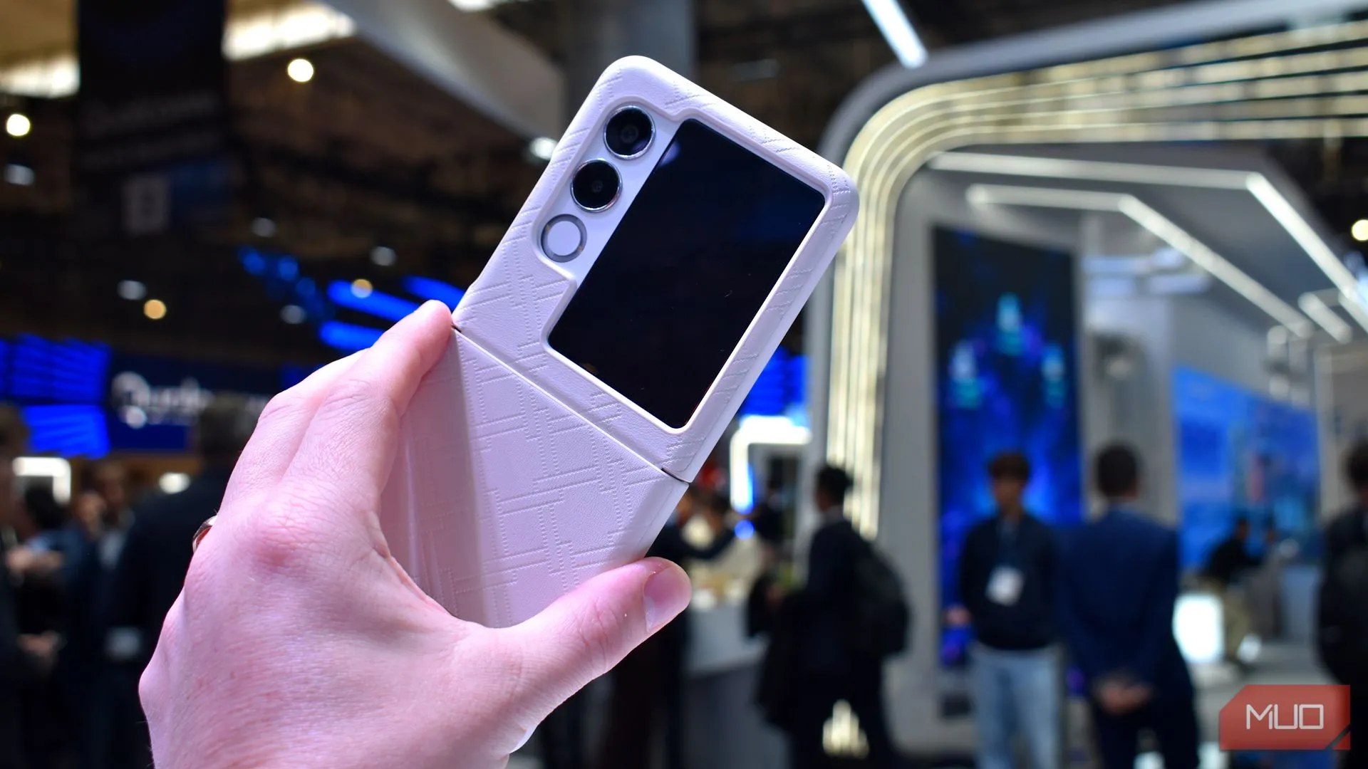 Mặt lưng của Nubia Flip 2 khi mở một phần tại MWC 2025