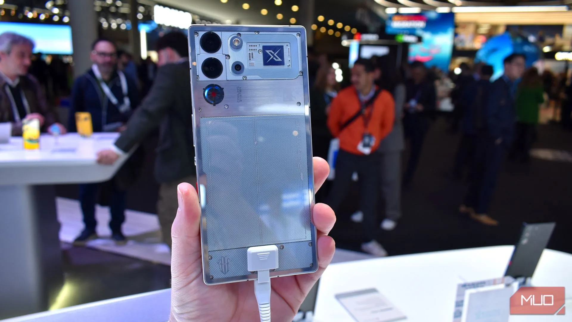 Mặt lưng của RedMagic 10 Pro tại MWC 2025, cho thấy thiết kế tản nhiệt